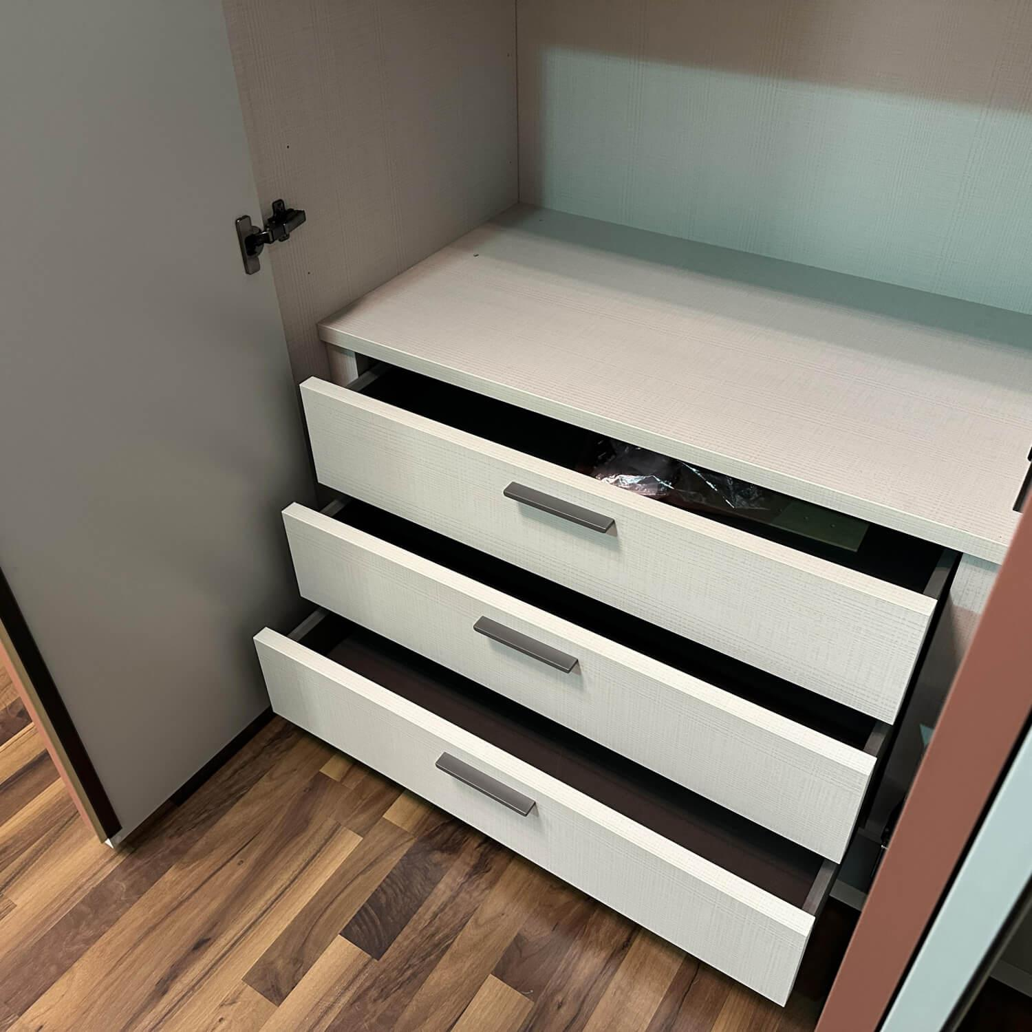 Tomasella - Drehtürenschrank Contur Loretto Tür Lack Doris OC 173 Ghiaccio Grau Weiß Mit Nachtkästchen Athena Lack Rubino Rot Braun - 3