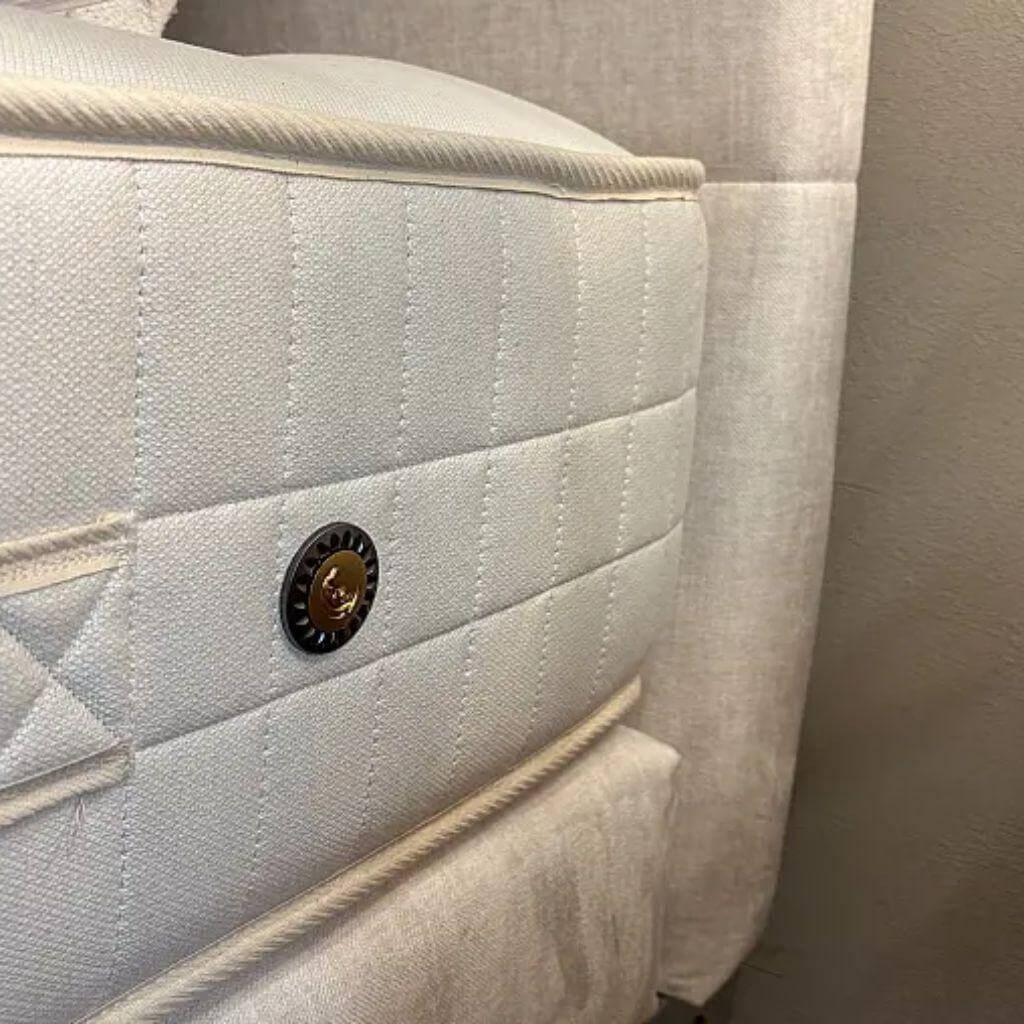 Treca Interiors - Polsterboxspring Bett MOON Select Stoff Stoff Endless 070 Beige Grau Füße Metall Verchromt Inkl. 2 Matratzen - 4