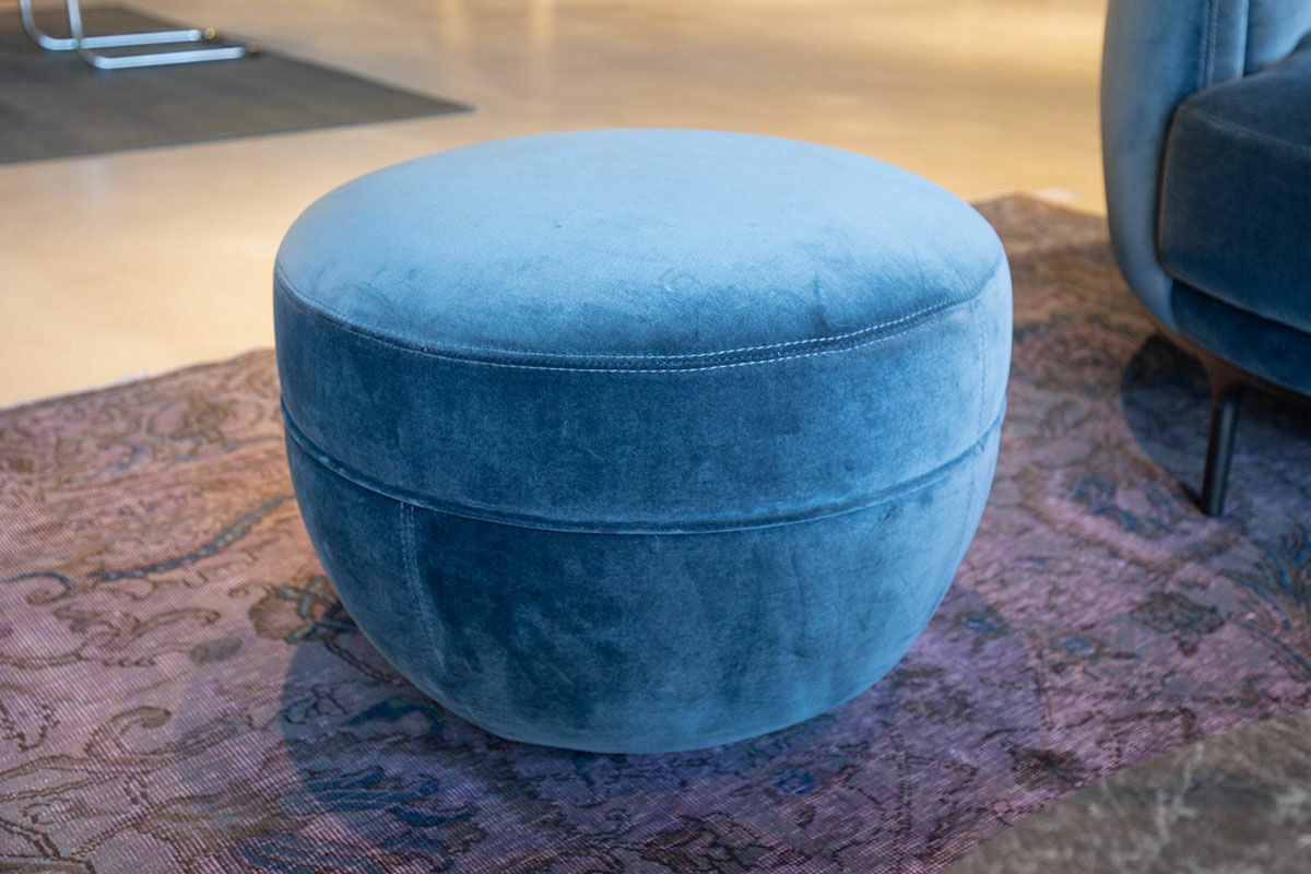 Wittmann - Sofa Vuelta Lounge 241 Stoff Velvet Petrol Blau Gestell Anthrazit mit Hocker Miles - 5