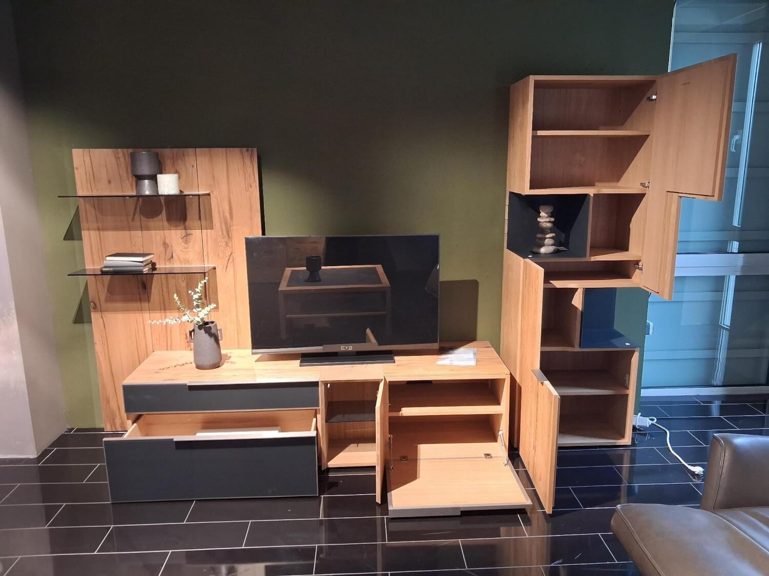 Voglauer - Wohnwand Valpin Eiche Altholz Absetzung Glas Anthrazit Mit Beleuchtung Und Kabelmanagement - 2