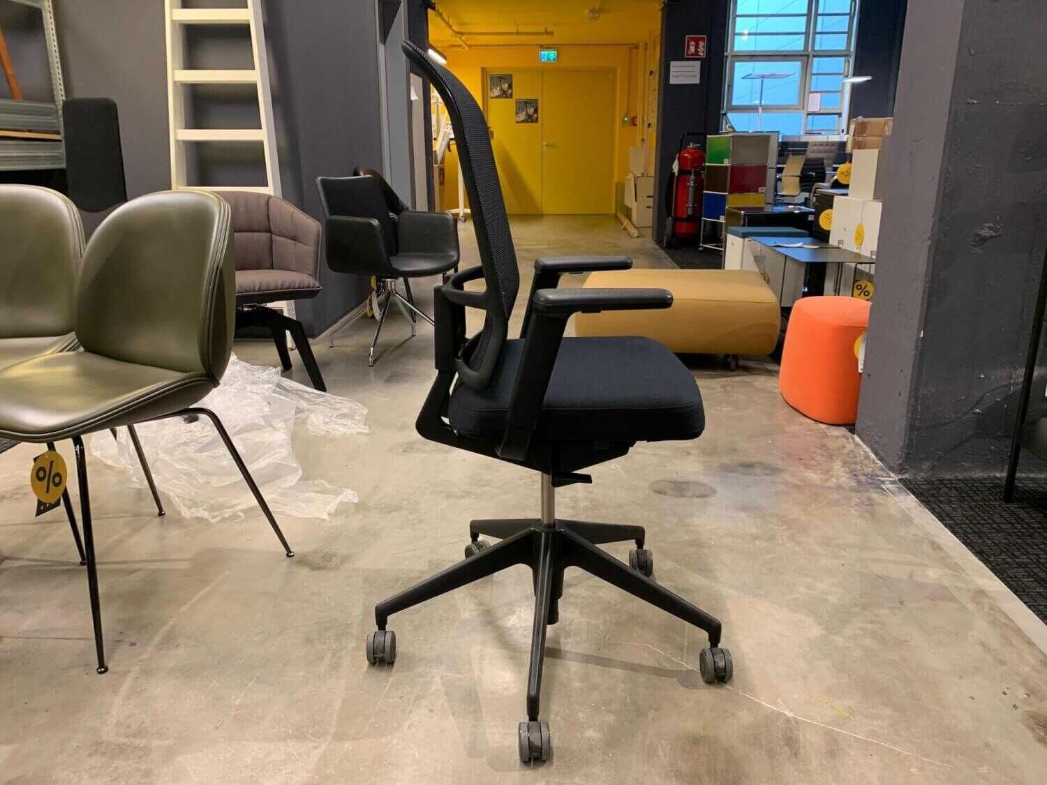 Drehstuhl AM Chair Netzrücken Plano Nero Gestell Kunststoff Tiefschwarz mit 2D-Armlehnen