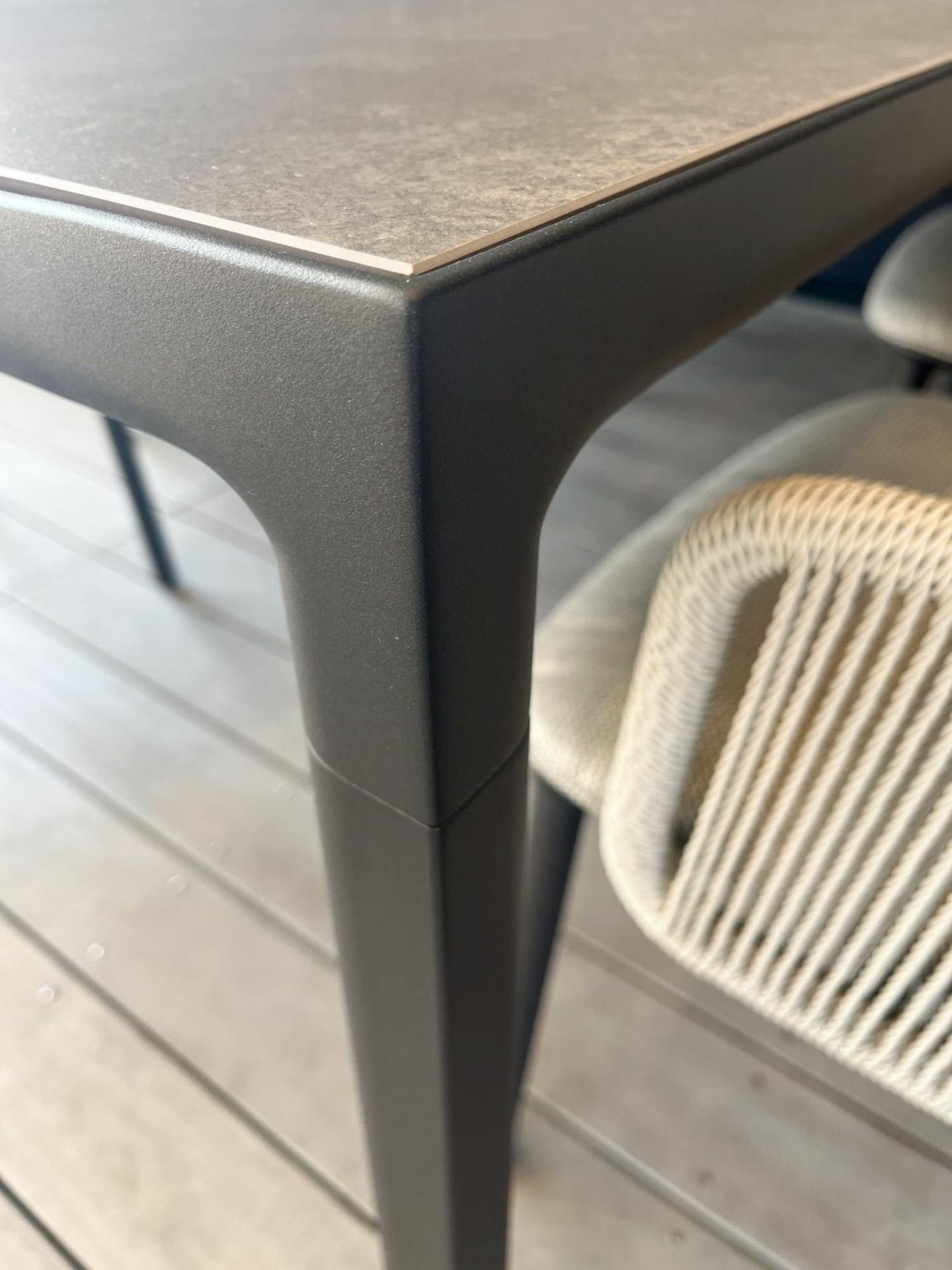 Tribù - Esstisch Illum Platte Keramik Piombo 89 Schwarz Gestell Aluminium Wengefarben 89 Schwarz - 3