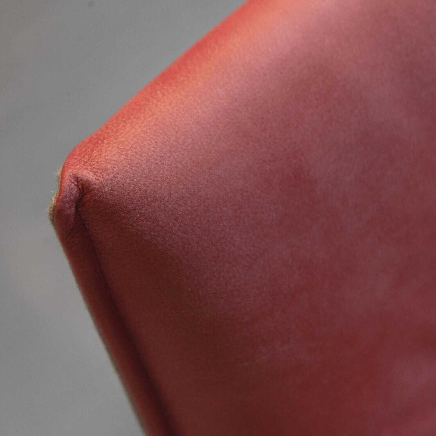 Stuhl Modell 1211 Leder A India Granate Rot ohne Armlehne