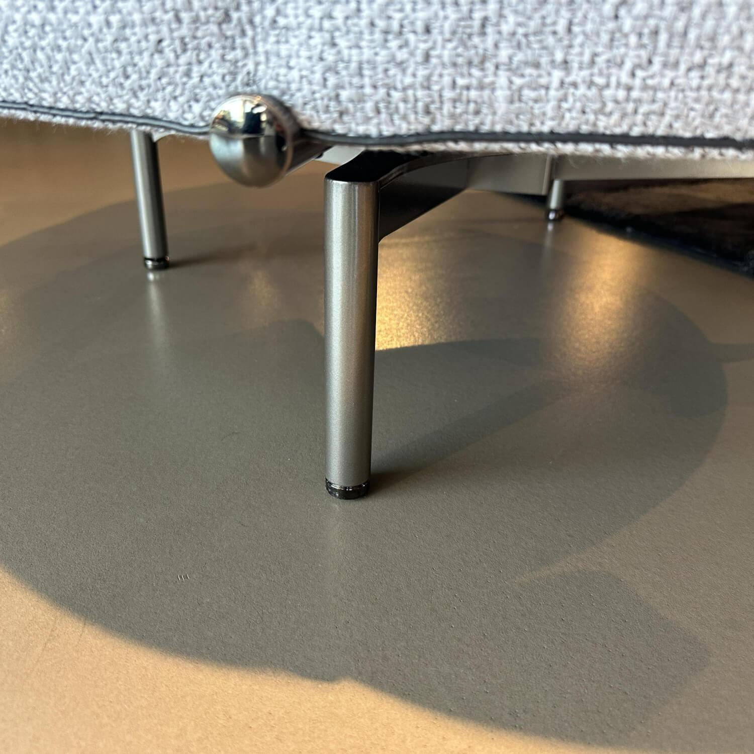 Minotti - Sessel Torii Medium Stoff Double 02 Ghiaccio Grau Naht Leder Ghisa Schwarz Gestell Metall Bronze Schwarz - 5