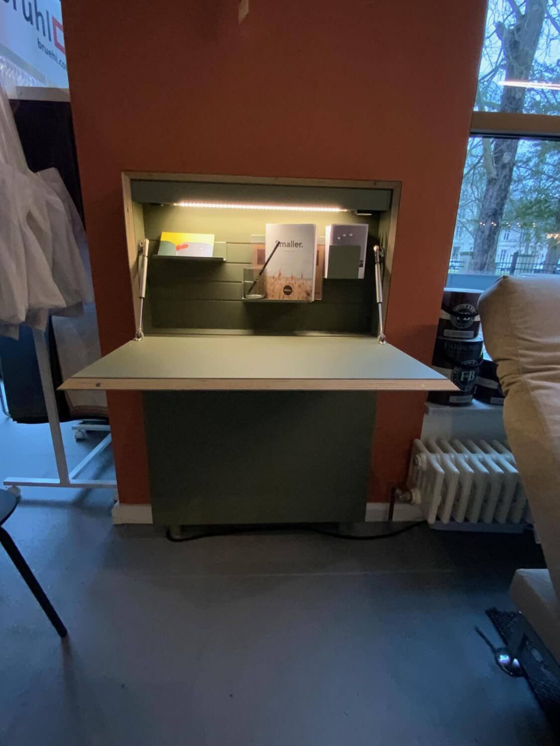 Müller Möbelwerkstätten - Sekretär Flatmate Linolium Olive Grün Mit Birkenschichtholzkante Ordnungsset Metall Olive Grün - 3