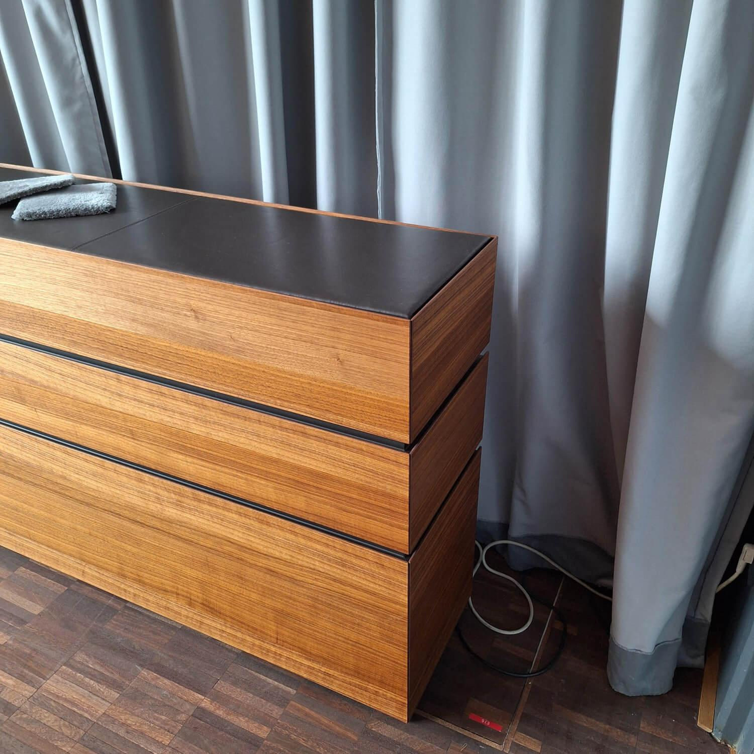 Interlübke - Sideboard Cube Nussbaum Canela Geölt Lederauflage Dunkelbraun Sockel Grau - 7