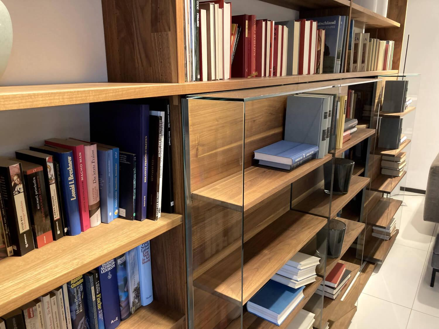 Team 7 - Schieberegal Cubus Holz Naturöl Nussbaum Schiebetür Klarglas - 5