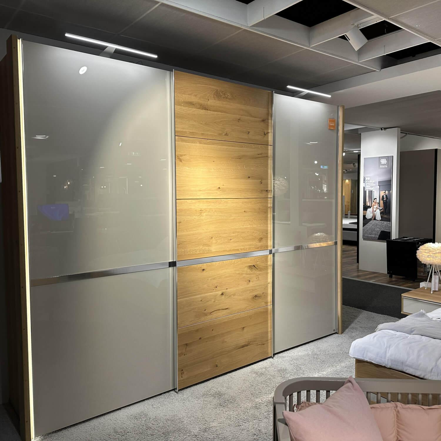 Musterring - Schlafzimmer Savona 2.0 Holz Bianco Eiche Massiv Korpus Bianco Eiche Nachbildung Türen Glas Champagner - 3