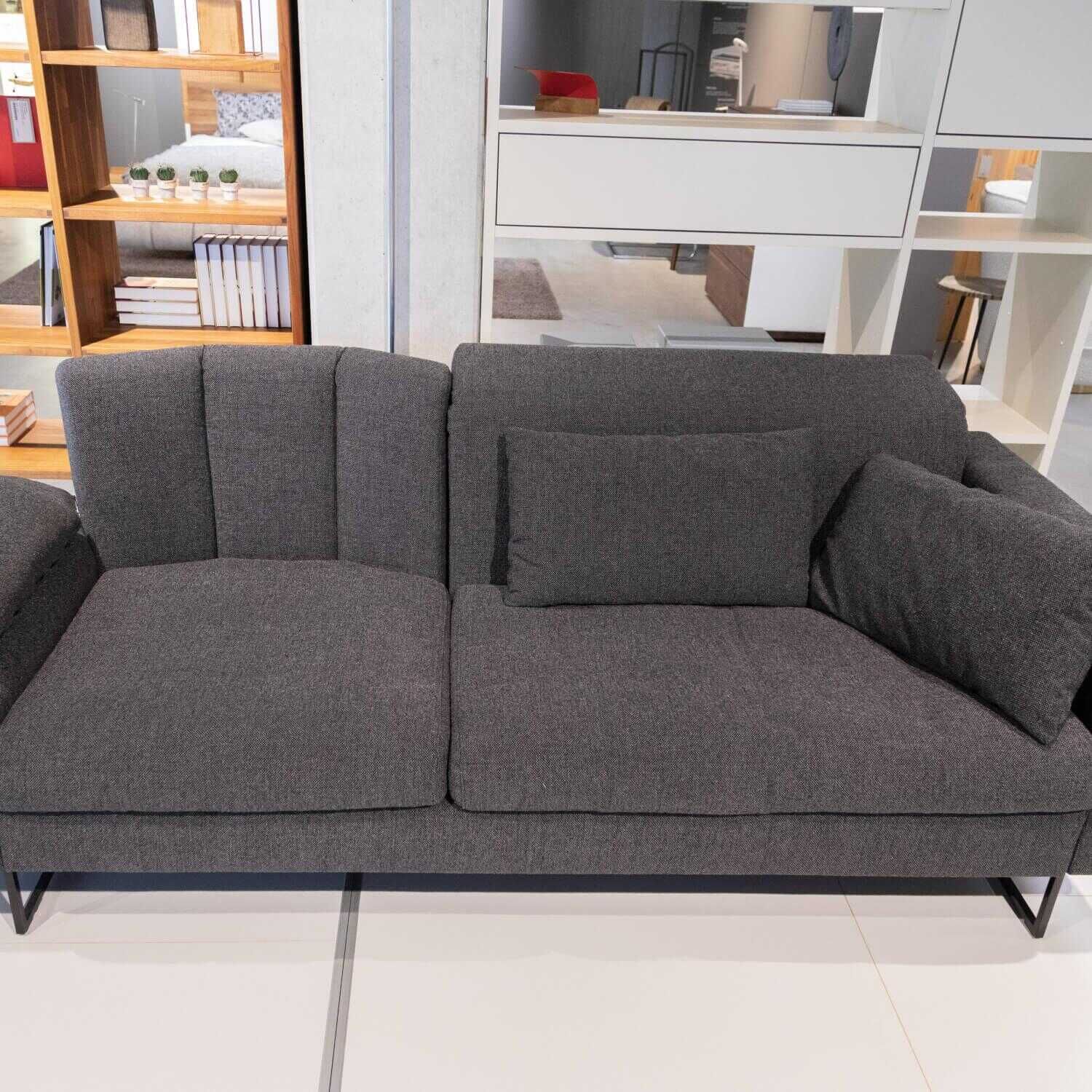 Sofa Embrace 3as Asymmetrisch Stoff Grau Kufe Schwarz Pulverbeschichtet