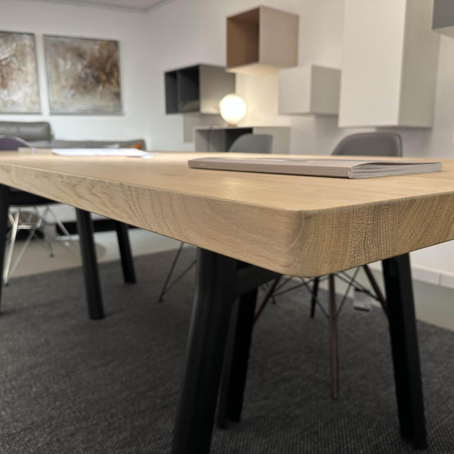 Arco - Esstisch Trestle Rectangular 2 Platte Eiche Massiv Weiß Geölt Gestell Aluminium Epoxy Lackiert Tiefschwarz - 4