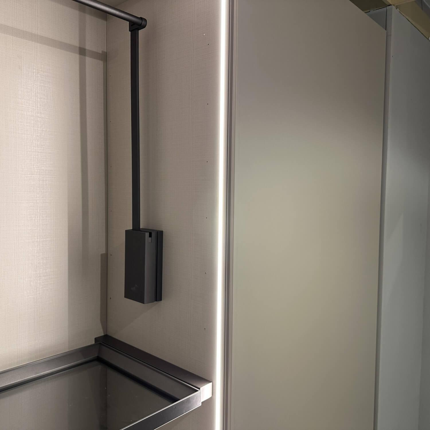 Tomasella - Schiebetürenschrank Contur Loretto Türen Lack Gola Smart OC 162 Platino Weiß Beige Glas Spiegel Innen Stoffoptik Tramato Grau Beige - 10