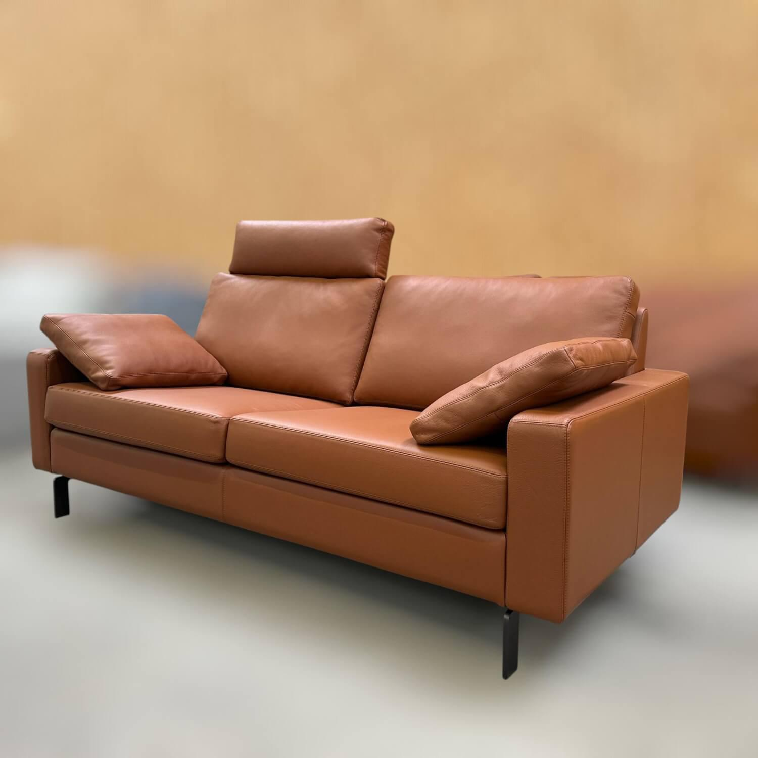 COR - Sofa Conseta Bodenfrei Leder 173 Cognac Braun Schmalfuß Schwarzbraun mit Kopfstütze 2 Kissen - 4