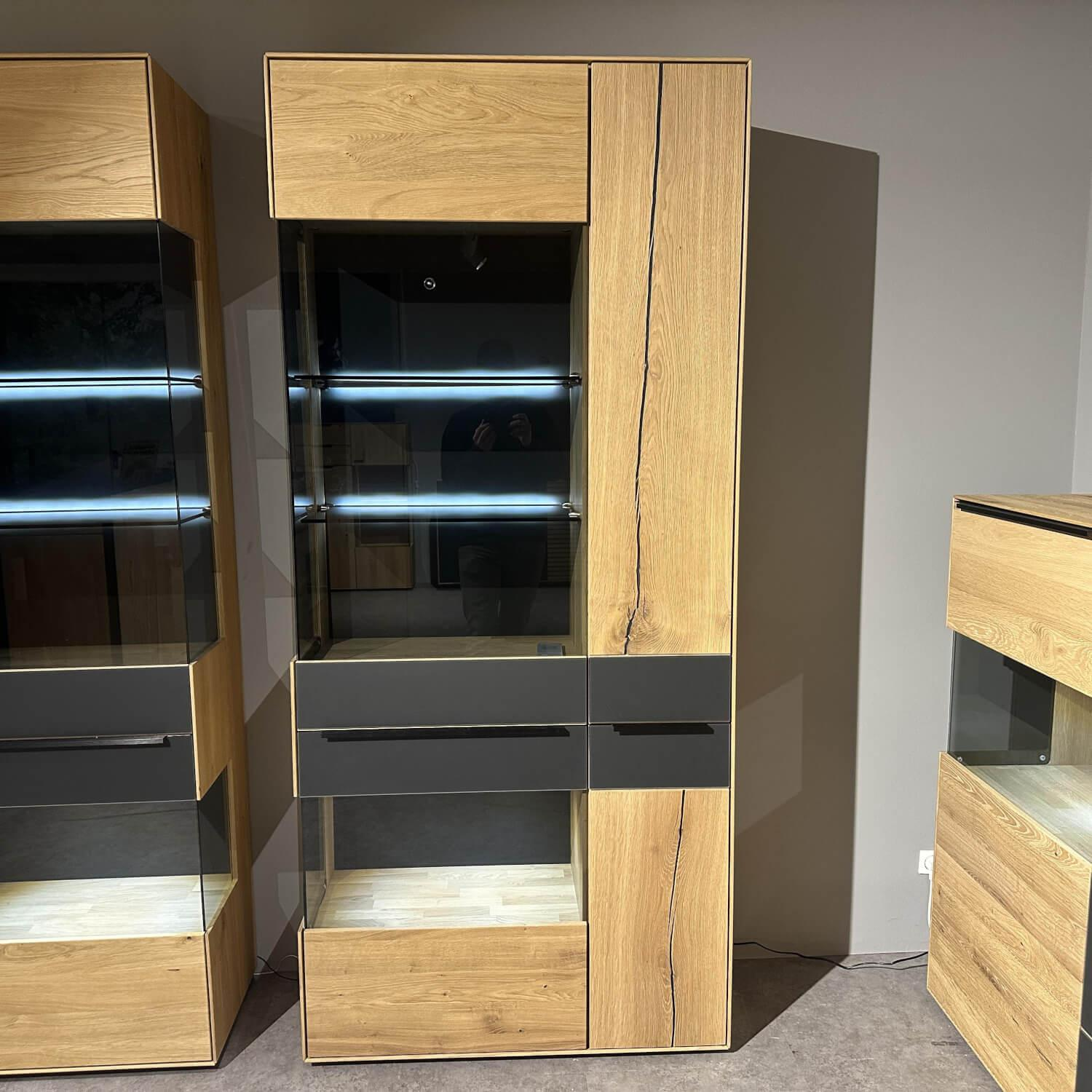 Mondo - Vitrine Natur Talvera Asteiche Massiv Geölt Bianco Lack Anthrazit Satiniert Mit Beleuchtung Tür Rechts - 5