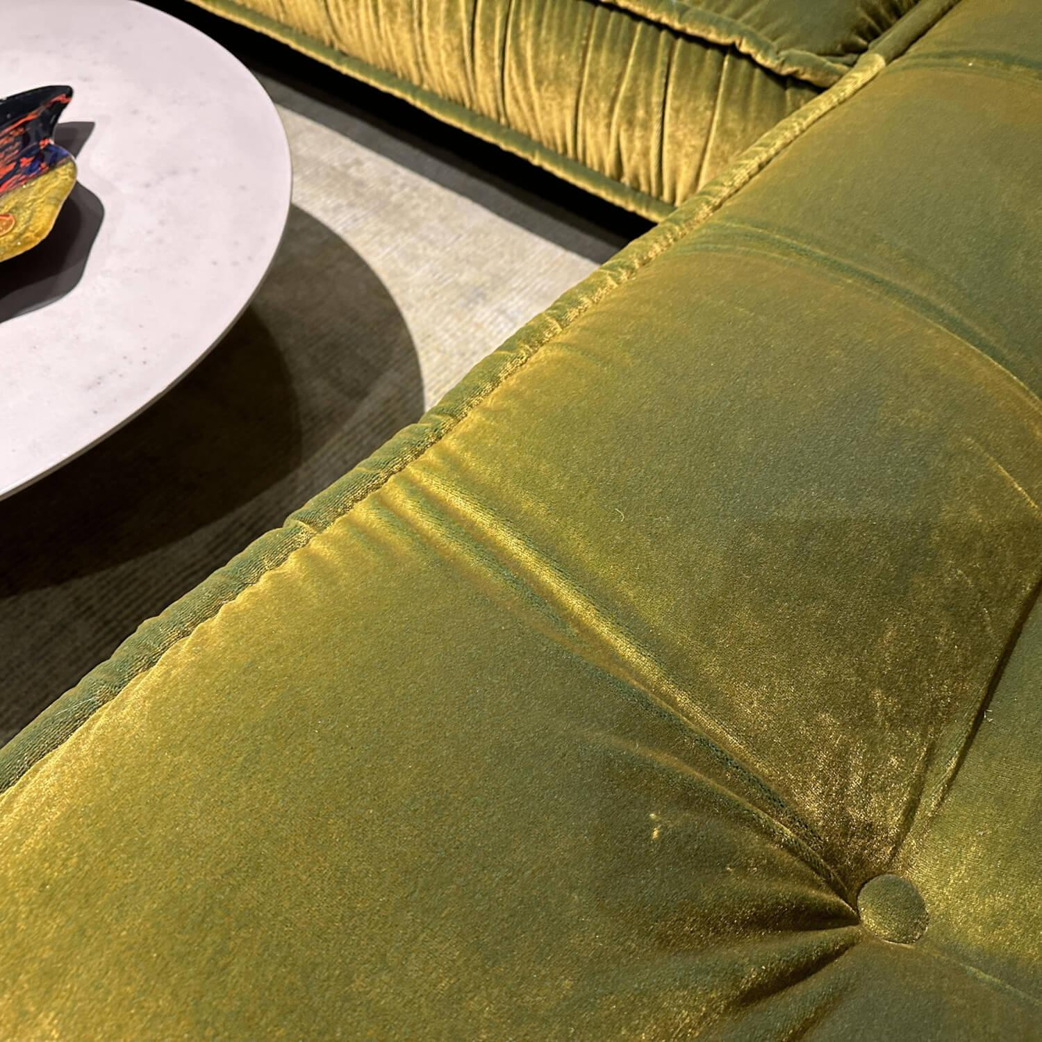 Bretz - Ecksofa Ohlinda Stoff 66 8438 Velours Midsummer Oliv Grün Lilienfuß Aluminium Poliert Silberfarben Inklusive Nierenkisse - 5