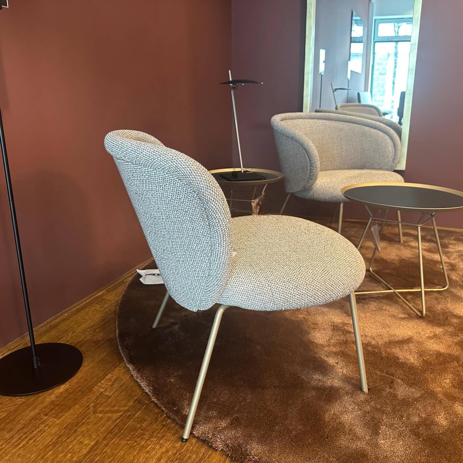 Freifrau - 2er Set Stuhl Ona Cocktail Stoff Sahco Safire 0004 Grau Gestell Stahl Messing Grau - 4