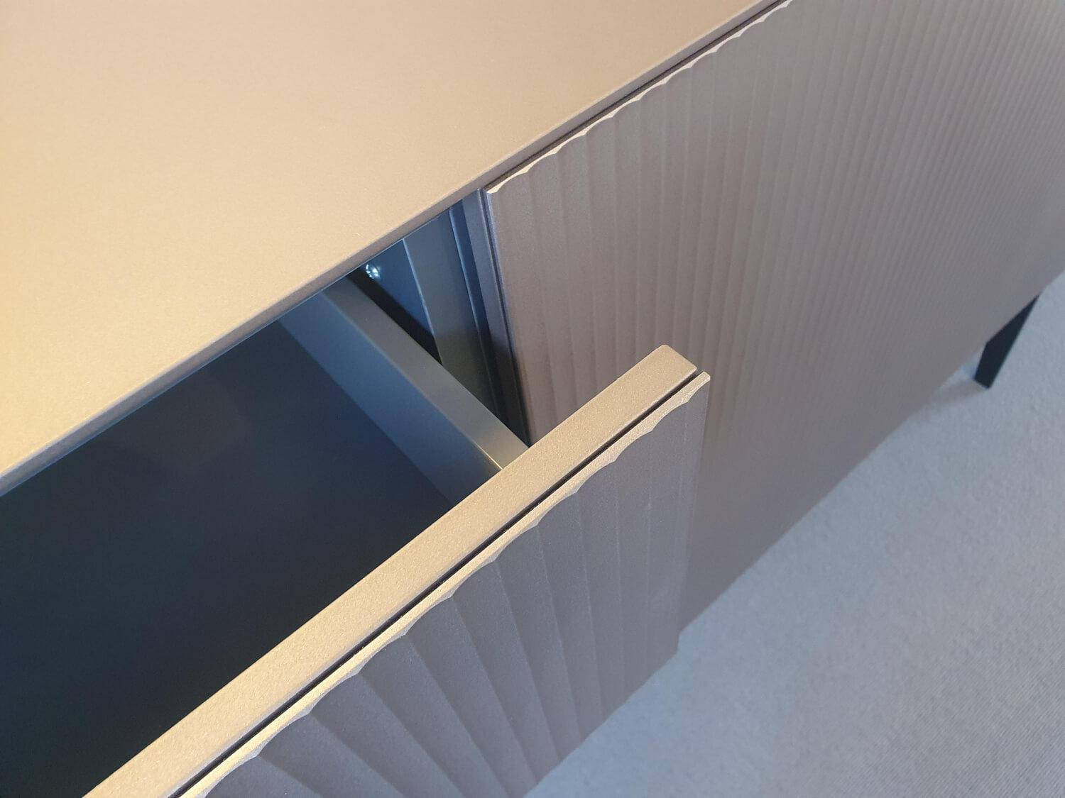 Piure - Sideboard Nex Oberfläche Glas Gewellt GW92 Copper M39 Kupfer Braun Gestell P43 Coal Schwarz - 2