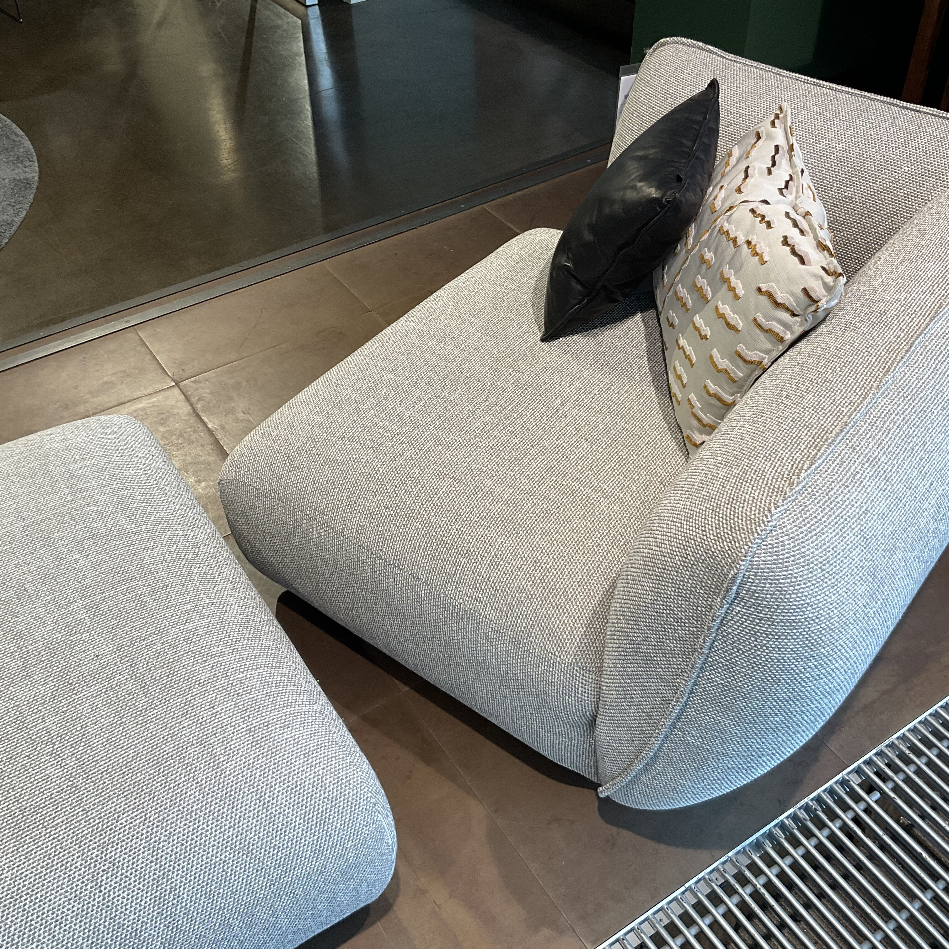 Freifrau - Sofa Mia Stoff Sahco Safire 0004 Hellgrau mit 5 Kissen - 5