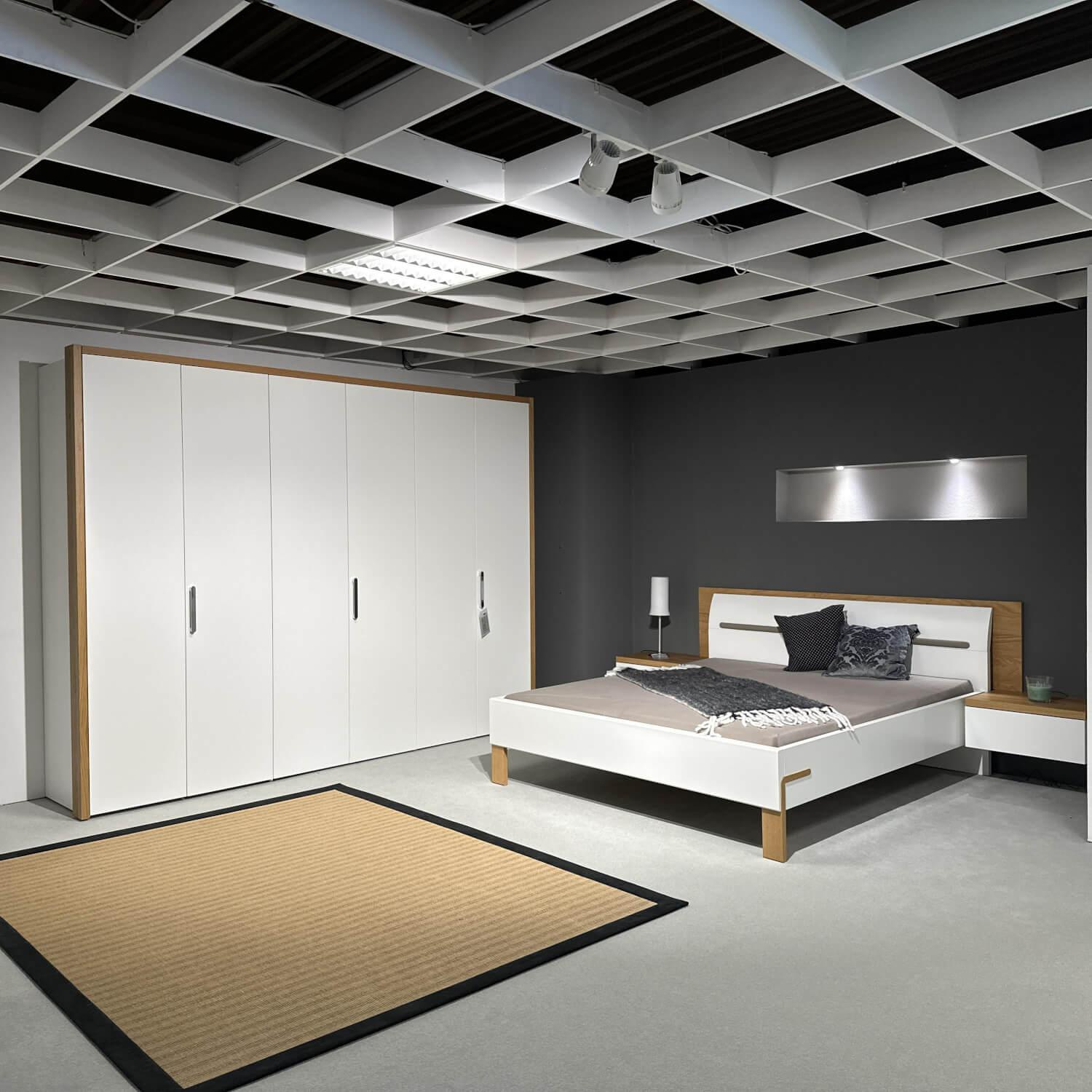 Hülsta - Schlafzimmer Dream Lack Reinweiss Akzent Natureiche Kunstleder Struktur Taupe Grau Griffe Chrom Glänzend - 3