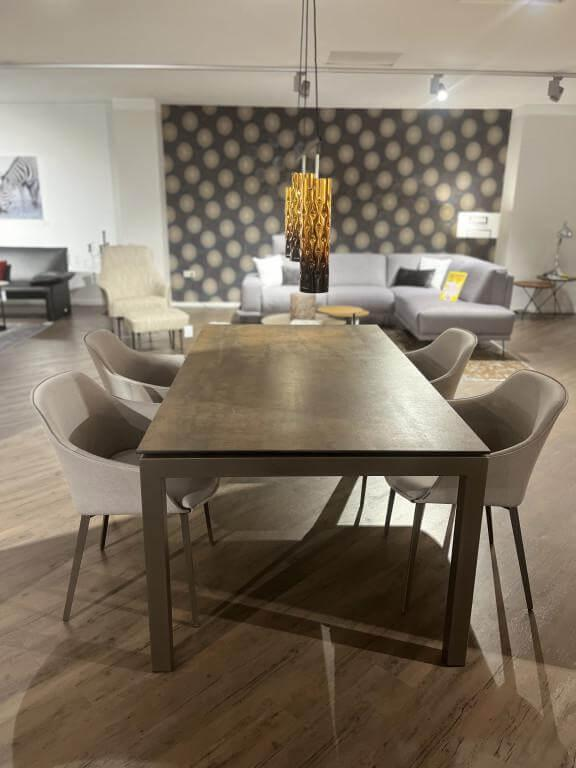 Mobliberica - Essgruppe Tisch Julia Cool Cermamic Keramik Dunkelbraun Stuhl Kedua Stoff CO12 Beige Gestell Dunkelbraun - 2