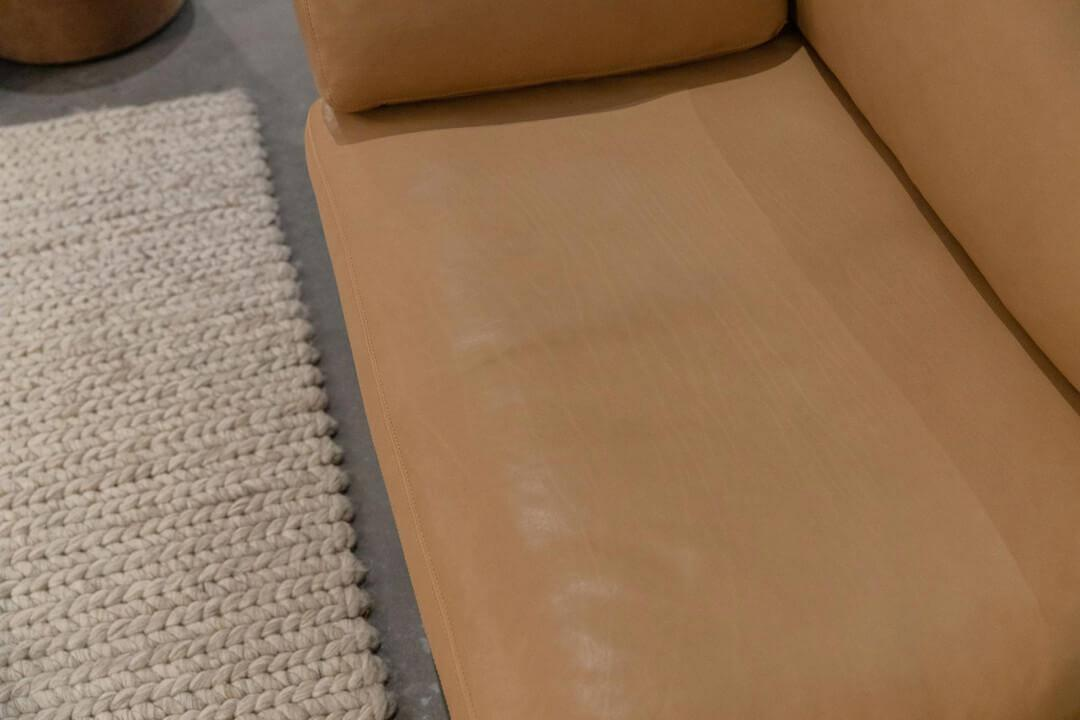 Sofa Suita 15250 Bezug Leder Caramel Untergestell Basic Dark Pulverbeschichtet