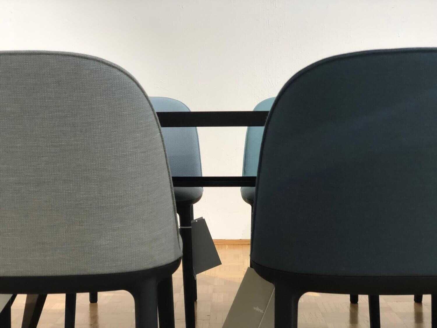 Vitra - Esstischgruppe Tisch EM Table Jean Prouvé mit 6 Softshell Side Chairs - 9