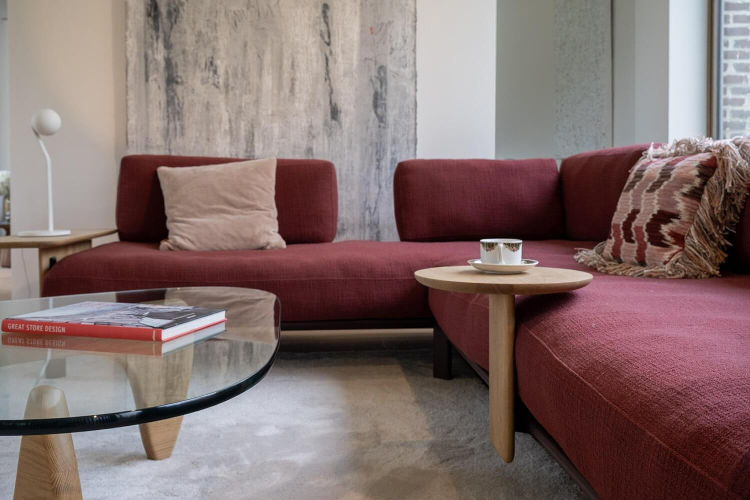 Vitra - Ecksofa Anagram Stoff Dedar A Perfekt Flower Tegola Rot Gestell Dunkel Bordeaux Pulverbeschichtet Inkl. 2x Anstecktisch Eiche Natur - 9