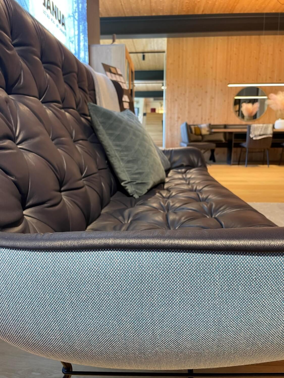 Bank Leya Wingback Couch Leder Opium Oceano Blau Rücken Stoff Steelcut