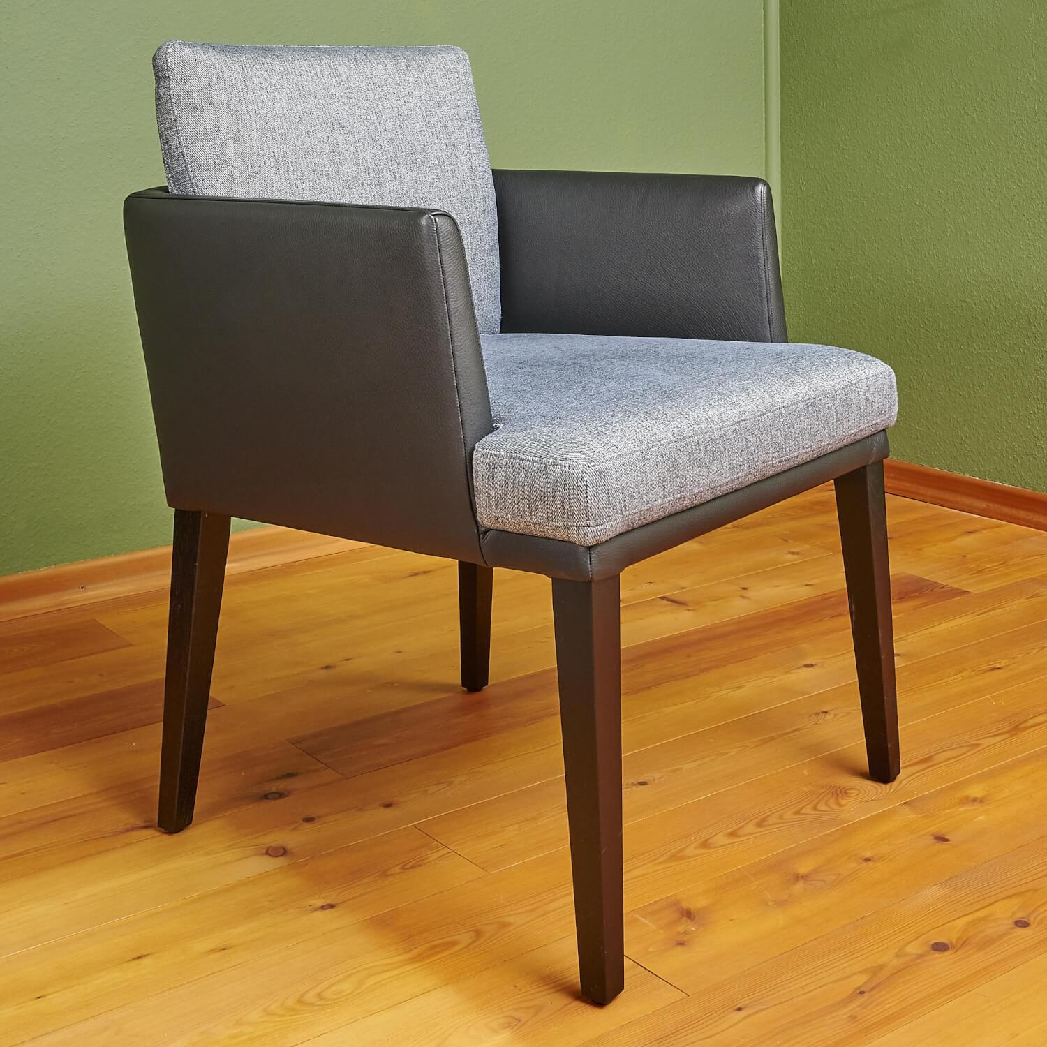 Bielefelder Werkstätten - Stuhl Polo Dining Mit Armlehne Sitz Stoff Noah Grau Rücken Leder Normandie Schwarz Füße Eiche Schwarz Gebeizt - 9