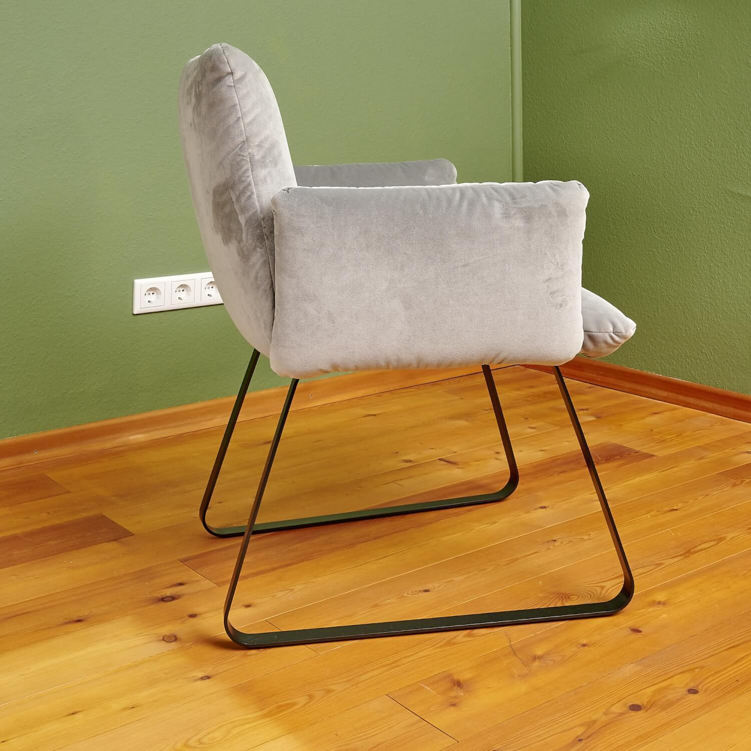 Bielefelder Werkstätten - Stuhl Heaven Dining Mit Armlehnen Stoff City Velvet Reloaded Grau Kufe Metall Schwarz - 6