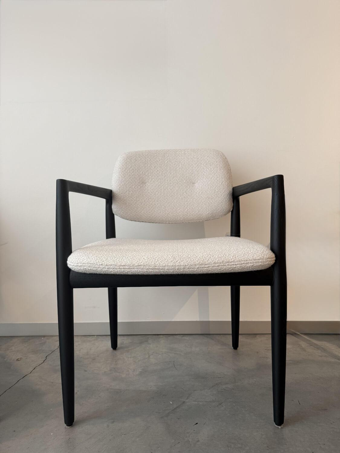 Minotti - 4er-Set Armlehnstuhl Yoko Stoff Tibet 01 Naturgewebe Gestell Massivholz Lakritz Offenporig Lackiert - 5