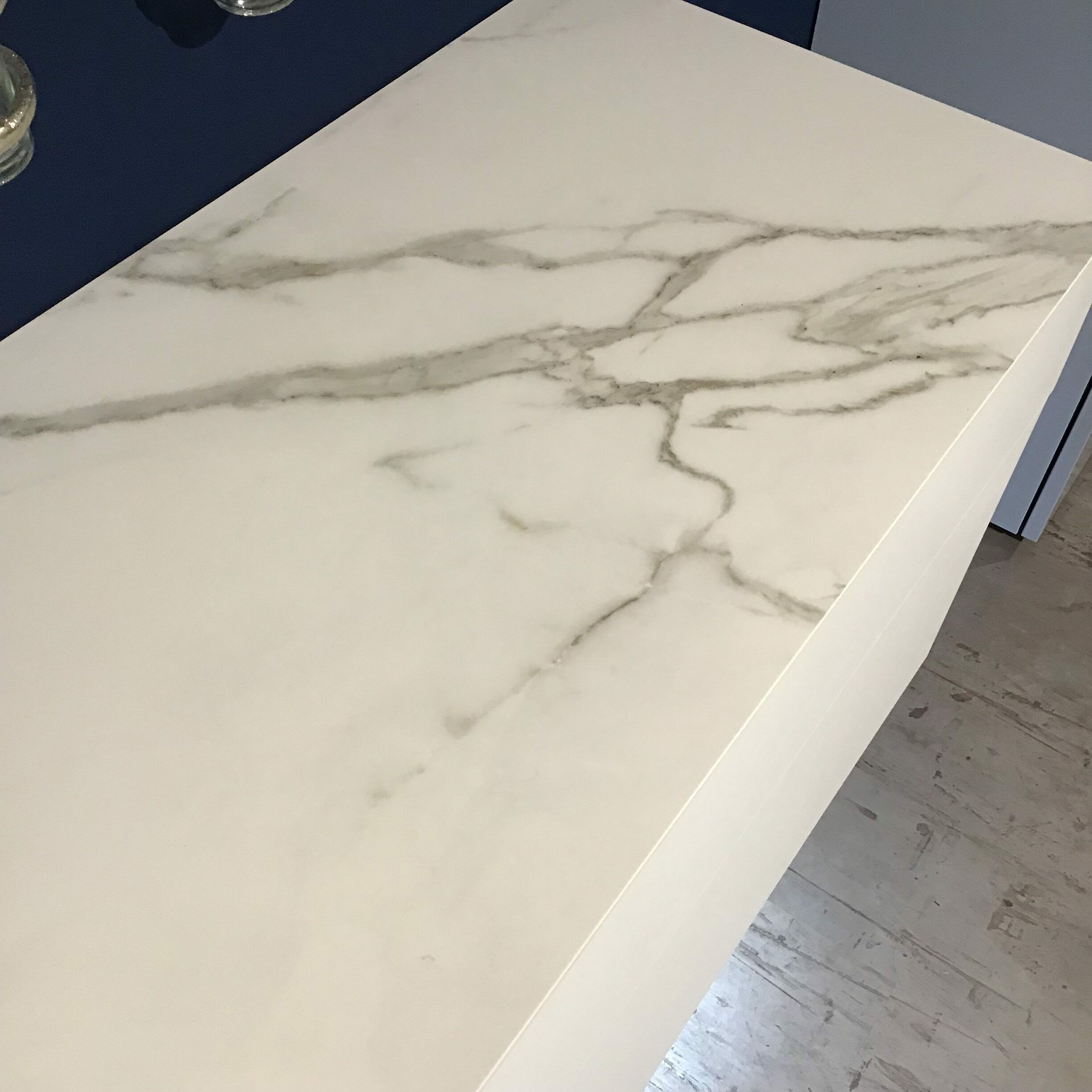 Hülsta - Sideboard Tetrim 981003 Lack Weiß Abdeckplatte Keramik Calacatta Weiß Mit Wandboard Und Beleuchtung - 3