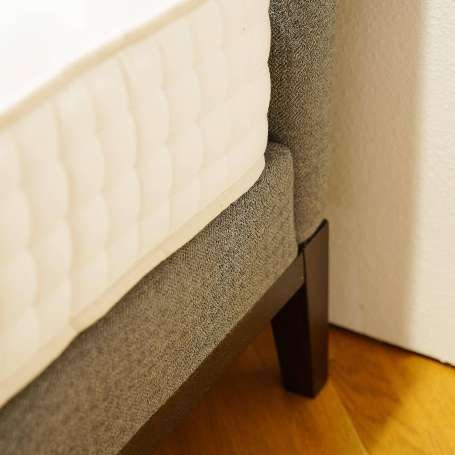 Schramm - Bett Zara 2B Stoff Yanis 1840 Grau Kopfteil Zara 2 ZF Stützfuß Schwarz Inklusive Matratzen Und Lattenrost - 2