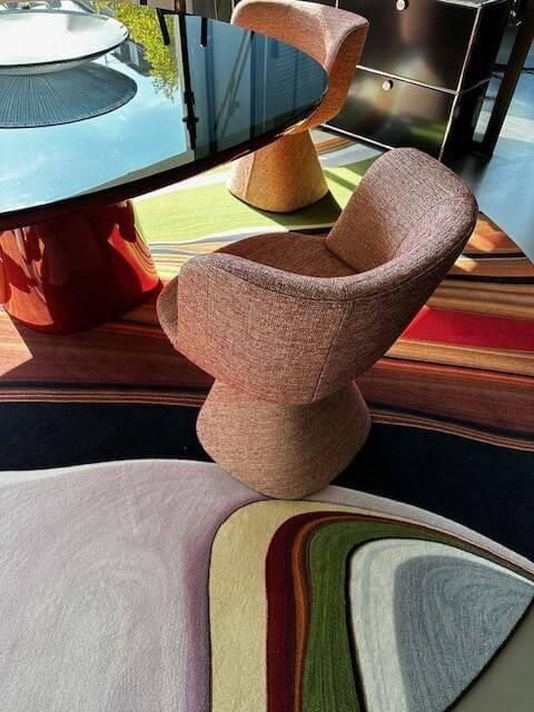 B&B Italia - Essgruppe Allure Und Flair O Platte Rauchglas Gestell Ziegelrot Glänzend Stuhl Stoff Sara Porpora Melange Rosa Grau - 2