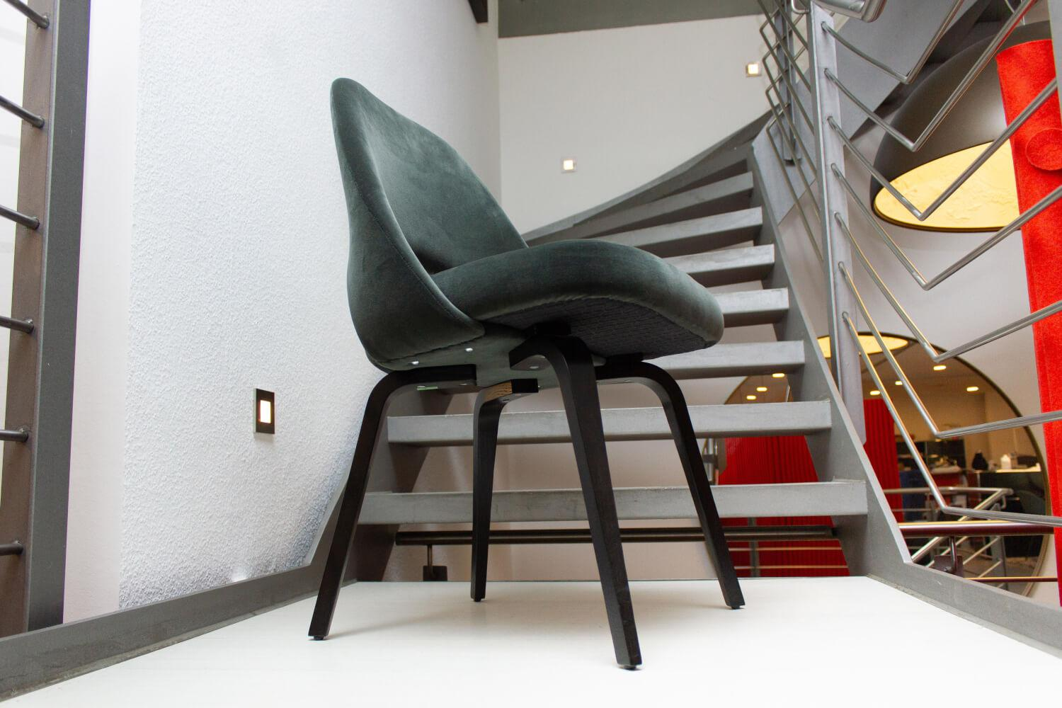 Knoll International - Stuhl Saarinen Kollektion Relax Konferenz Bezug Stoff Cactus 169 Eva Grün Vier Bein Gestell Eiche Auf Ebenholz Gebeizt - 7