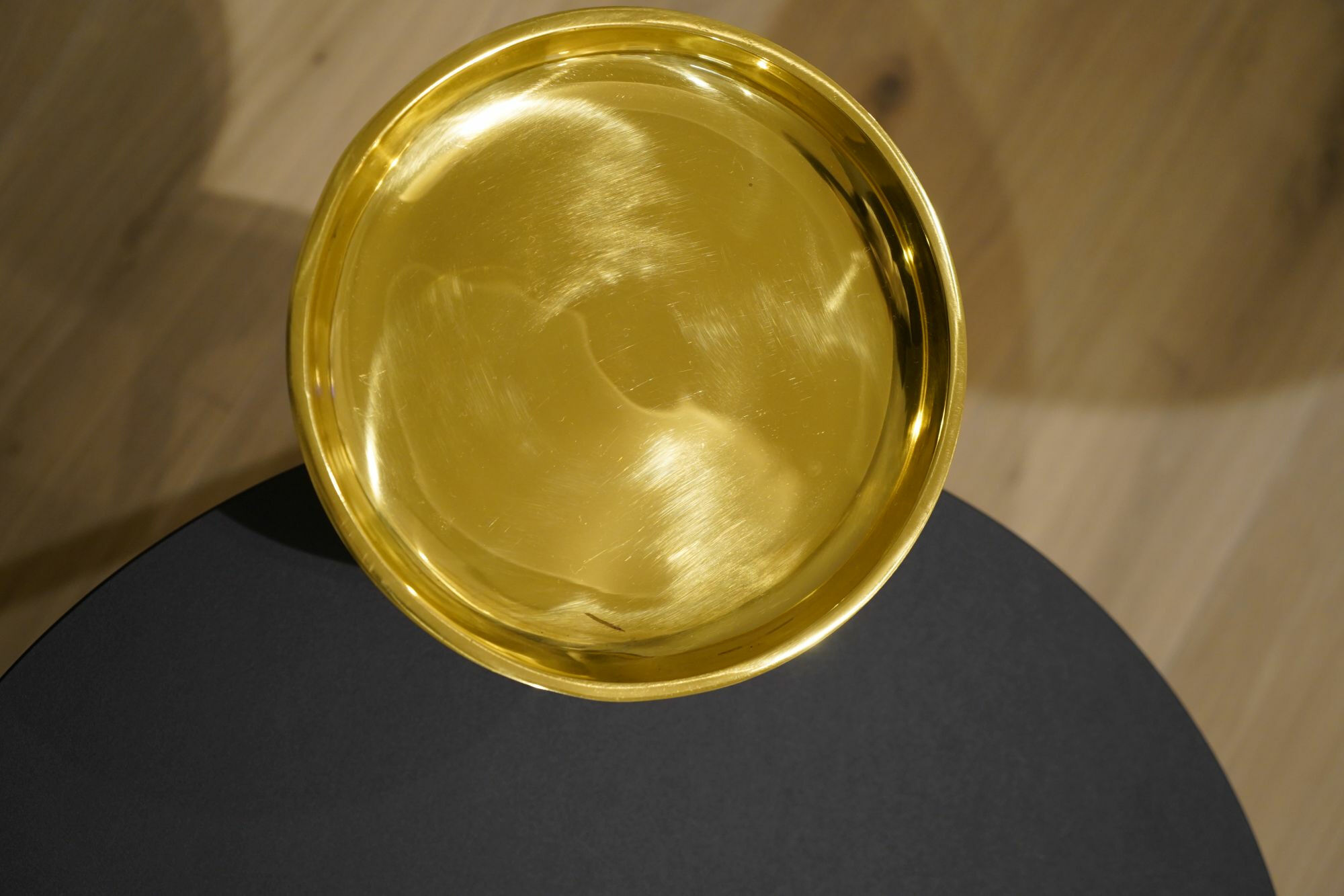 Fredericia - Beistelltisch Disc Platten In Holzwerkstoff Laminat Schwarz Dunkler Marmor Braun Und Messing Gold Gestell Stahl Schwarz - 5