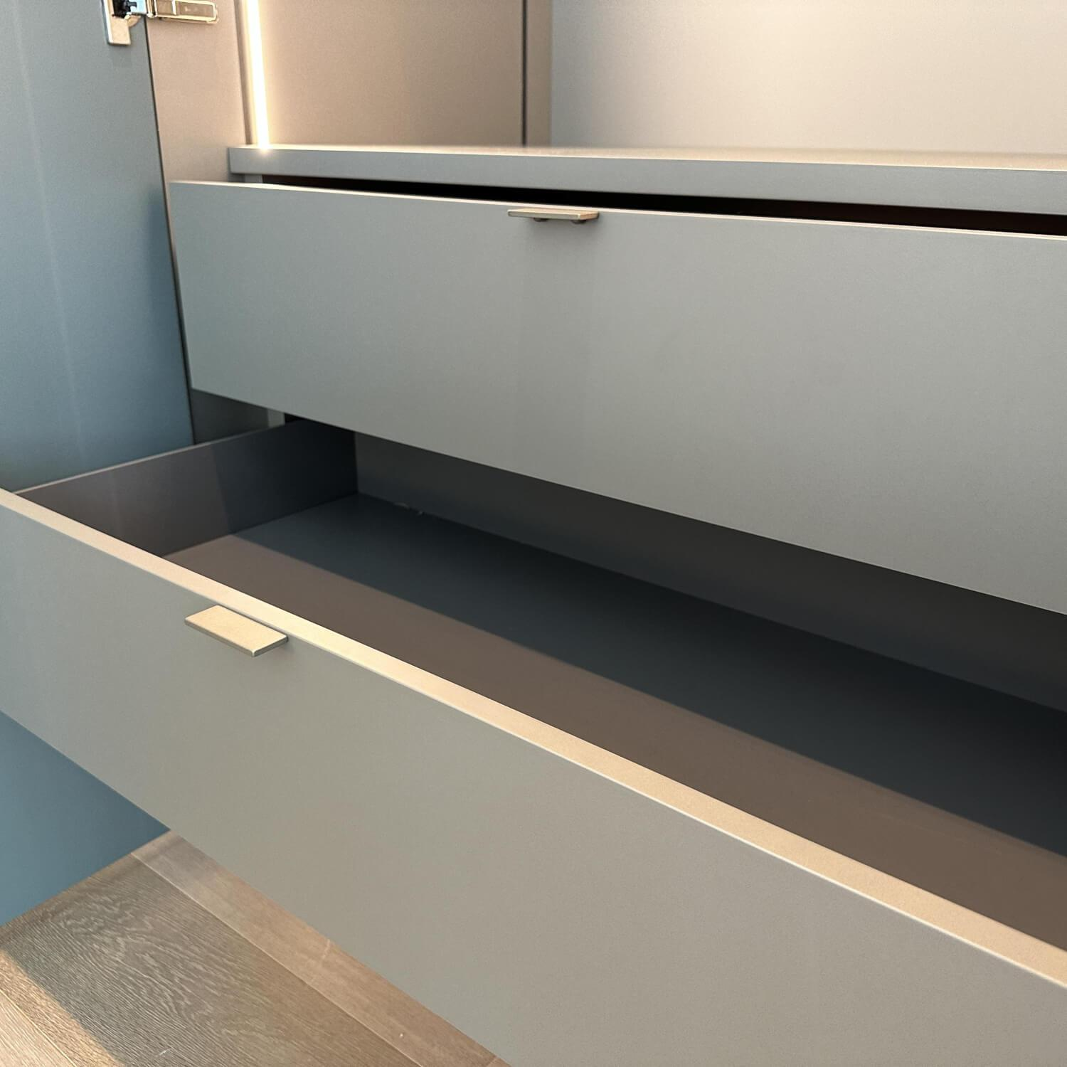 Interlübke - Kleiderschrank Intaro 5-türig Mattlack Grau Laguna M80 Inklusive Innenausstattung - 8