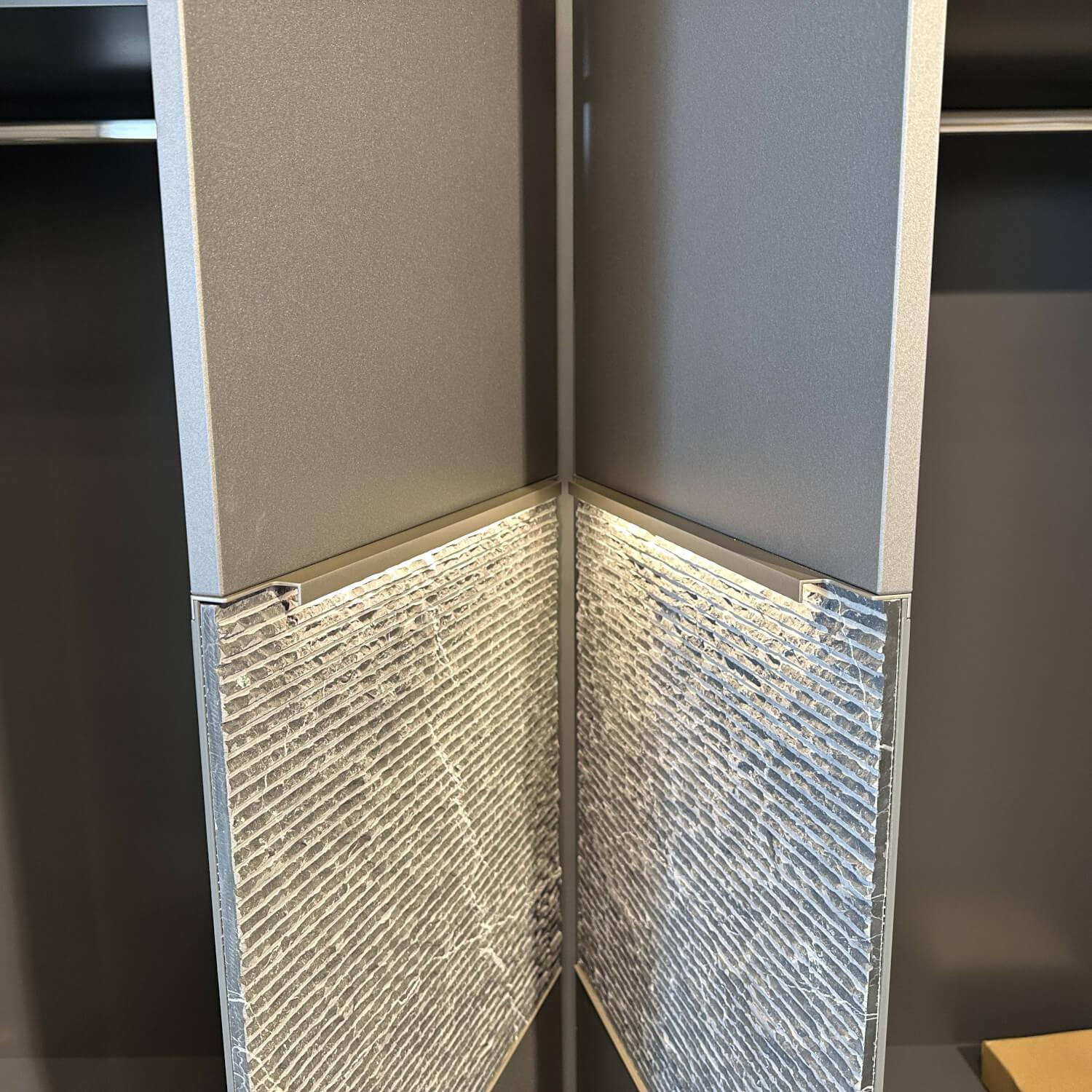 Thielemeyer - Schlafzimmer Milo Wildeiche Massiv Gebürstet Lack Graphit Akzent Naturstein Grau Füße Metall Titan Grau Mit Beleuchtung - 7