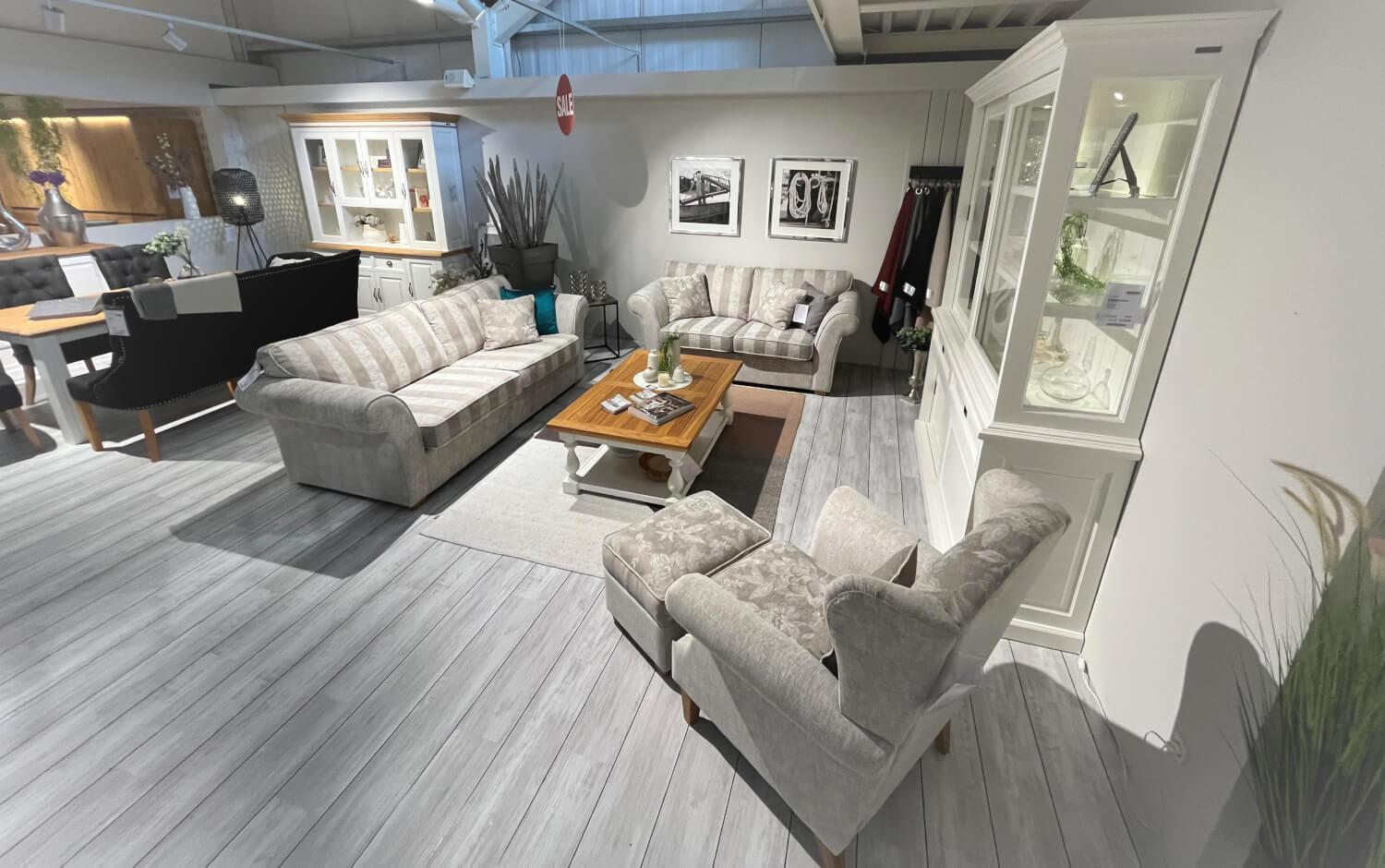 Natura - Garnitur Lebensart Brunswick Romantic Stoff Dagano Uni Beige Grau Oder Dagano Beige Grau Blümchen Sitz- Und Rückenkissen Dagano Beige Gestreift Füße Eiche Natur Geölt - 3