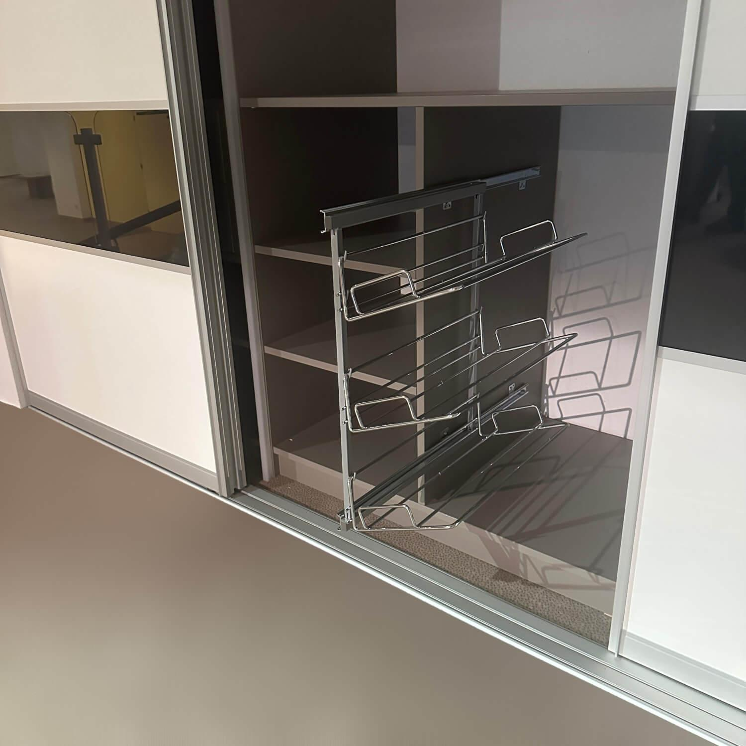 Raumplus - Schiebetürenschrank Front Weiß Matt Strukturiert Korpus Grau Mit Hochwertiger Inneneinteilung - 7