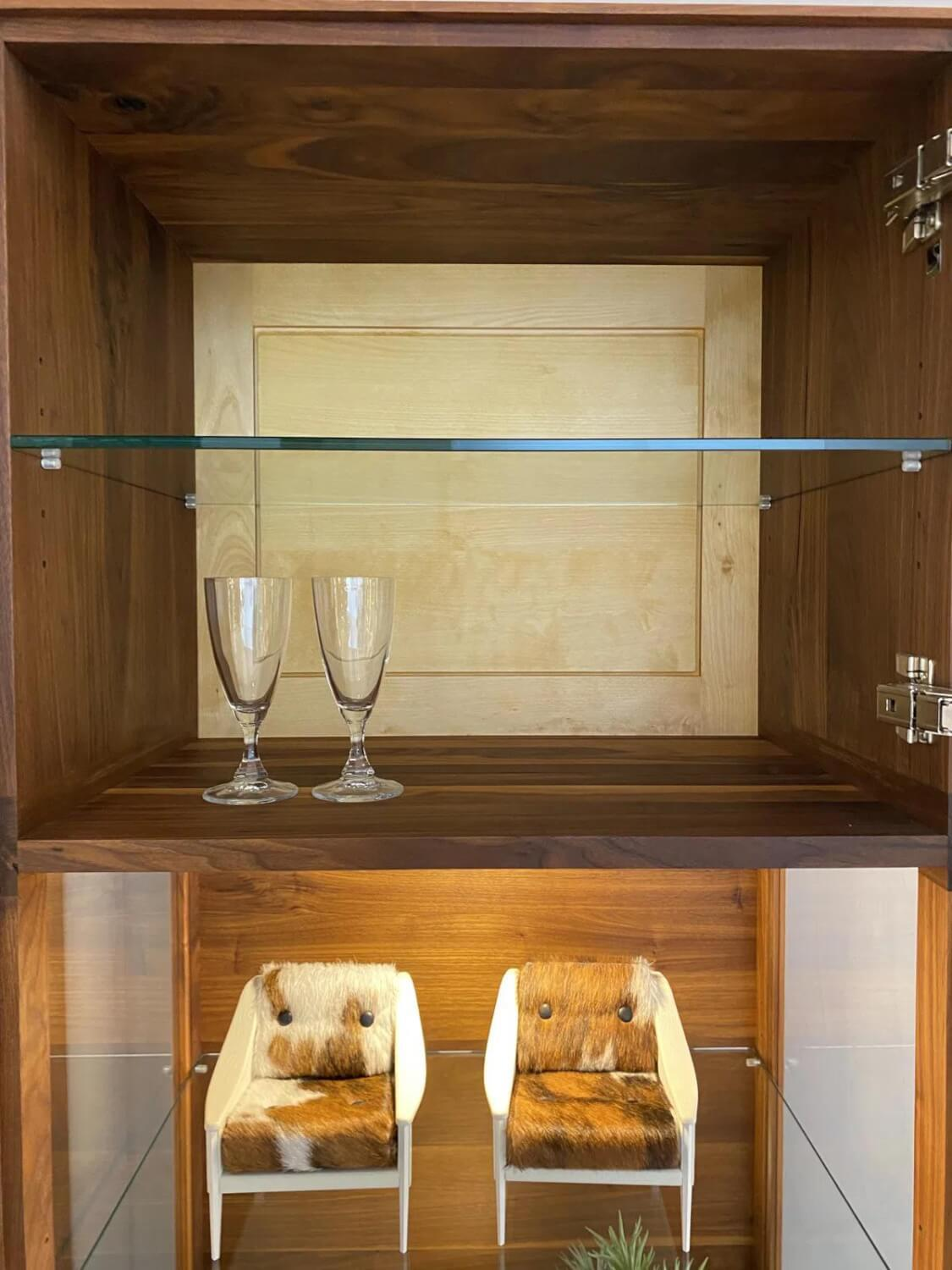 Scholtissek - 2er Set Vitrine Delano II Glas Optiwhite Weiß Glänzend Astiger Nussbaum Birke Natur Geölt Inklusive Beleuchtung - 7