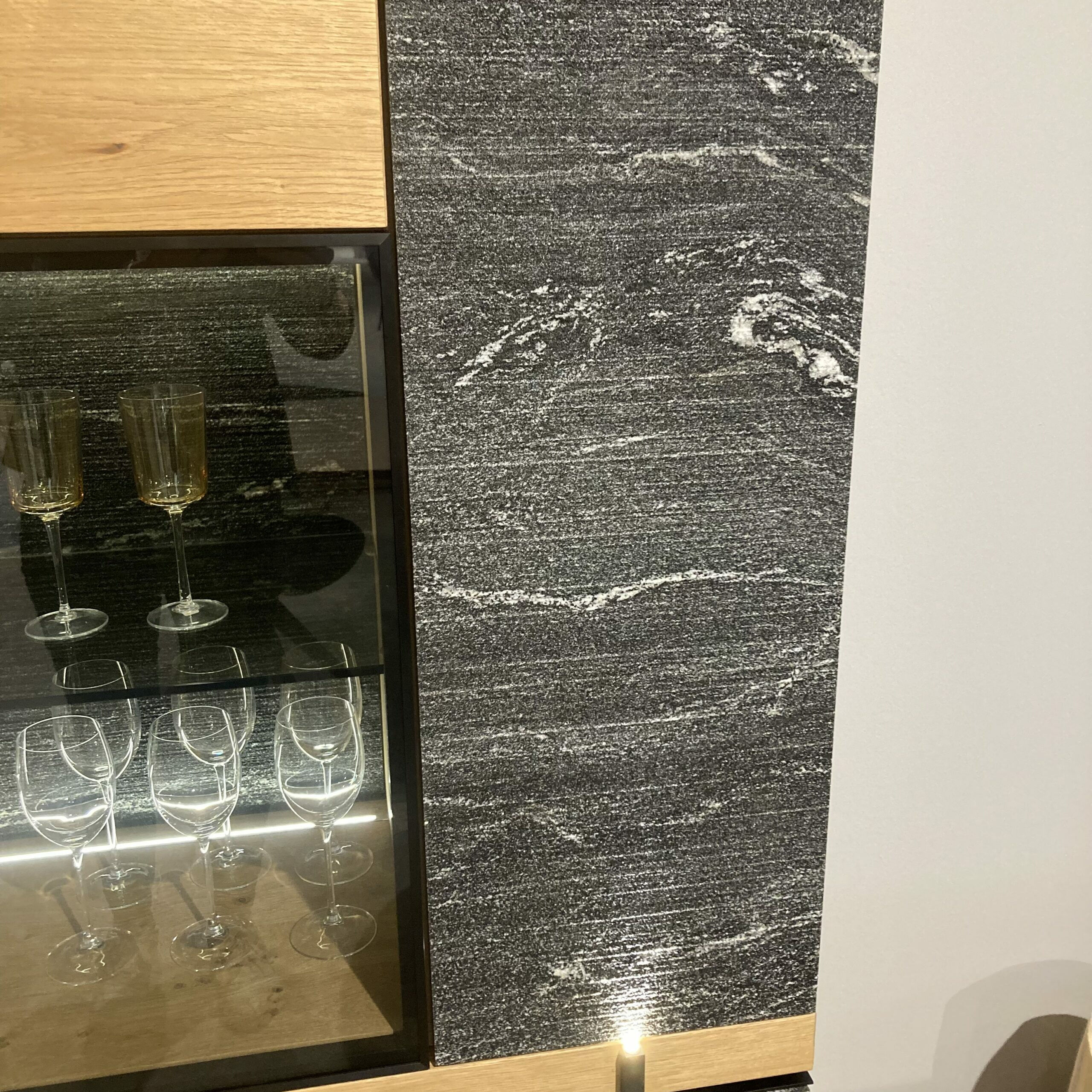 Voglauer - Vitrine V-Rock Alteiche Rustiko Steinakzent Mit Steinrückwand Und Beleuchtung - 3