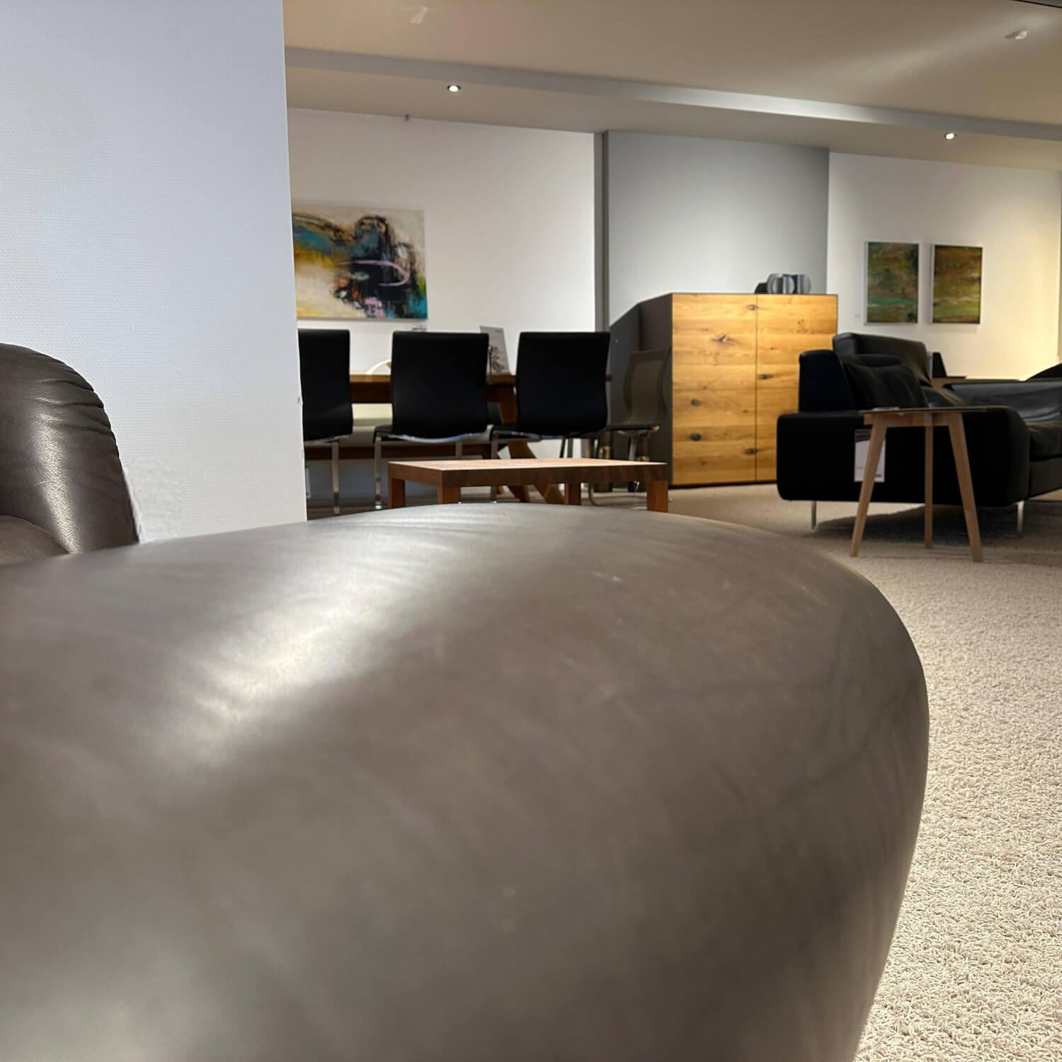 Brühl - Relaxsessel Victor Leder 5669 0020 Lama Braun Kreuzfuß Metall Schwarz Inklusive Hocker - 4