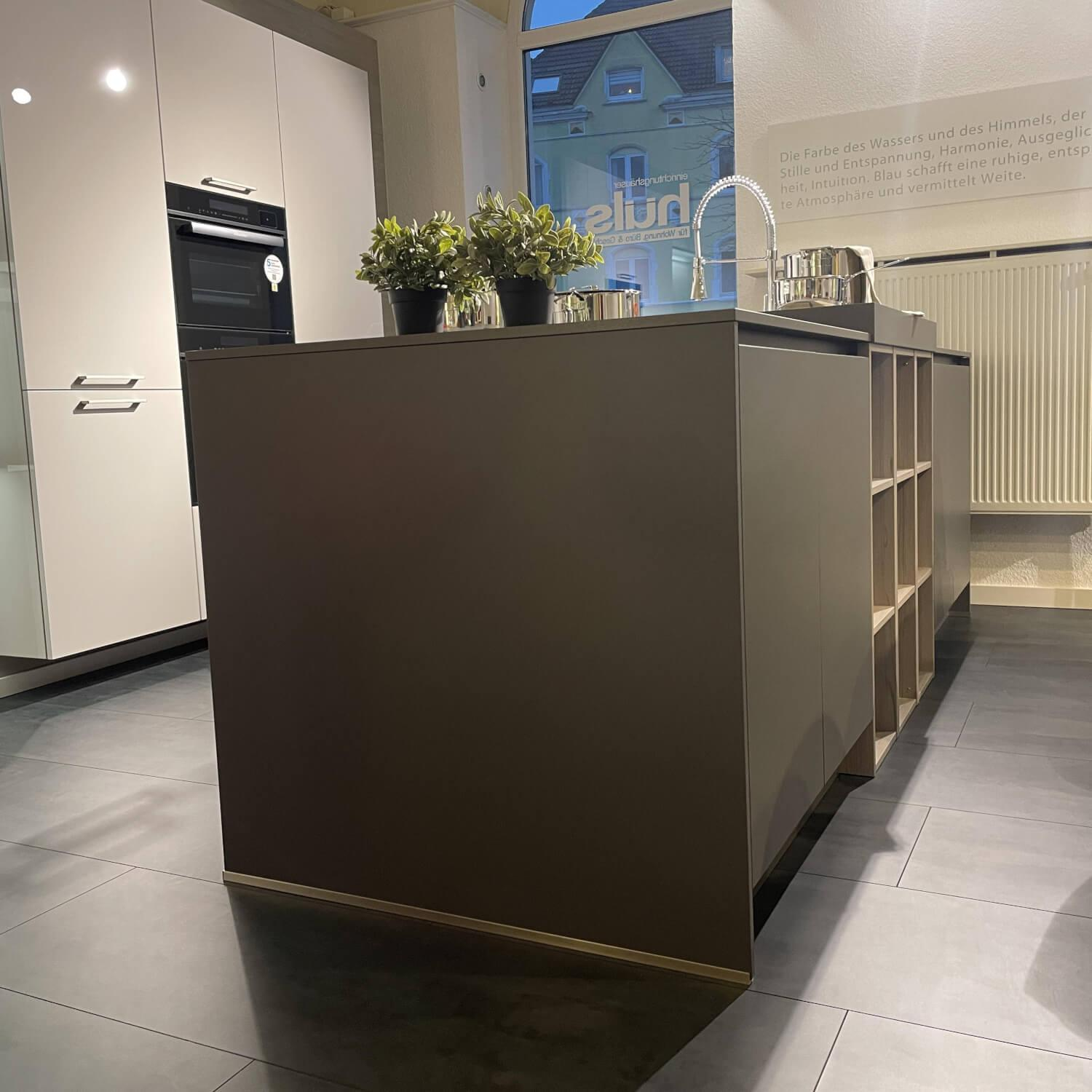 Siematic - Küche Urban SC 45 Front SimiLaque Muskat Samtmatt Beige Grau Absetzung Holzdekor Larix Terra Dunkelbraun Arbeitsplatte Keramik Betonoptik Grau Inklusive Elektrogeräte - 10