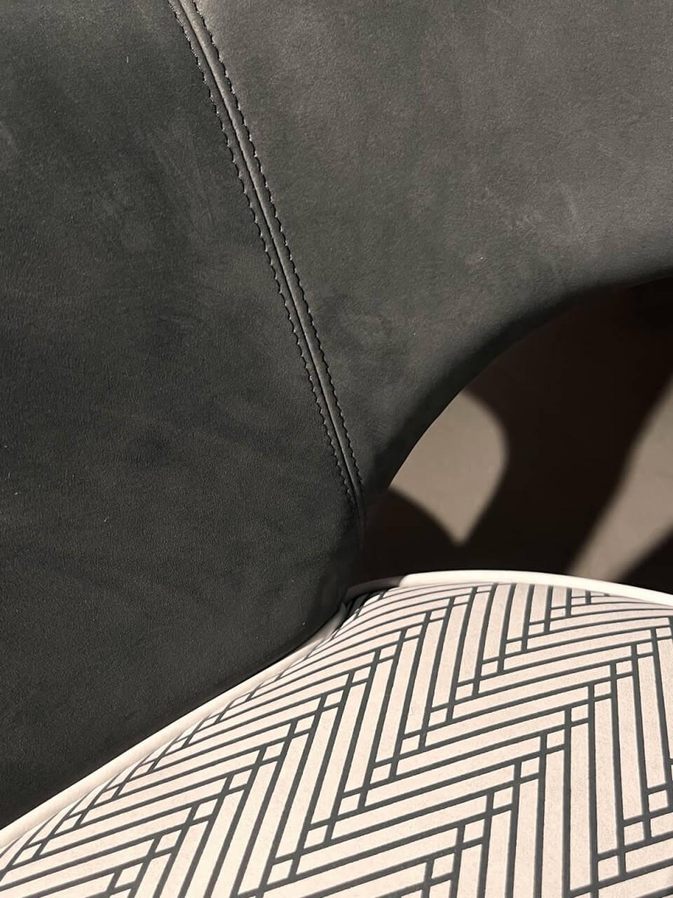 Baxter - 2er Set Armlehnstuhl Colette Sitz Leder Texture Day Chain Weiß Schwarz Rücken Leder Kashmir Fumée Anthrazit Gestell Schwarz - 2