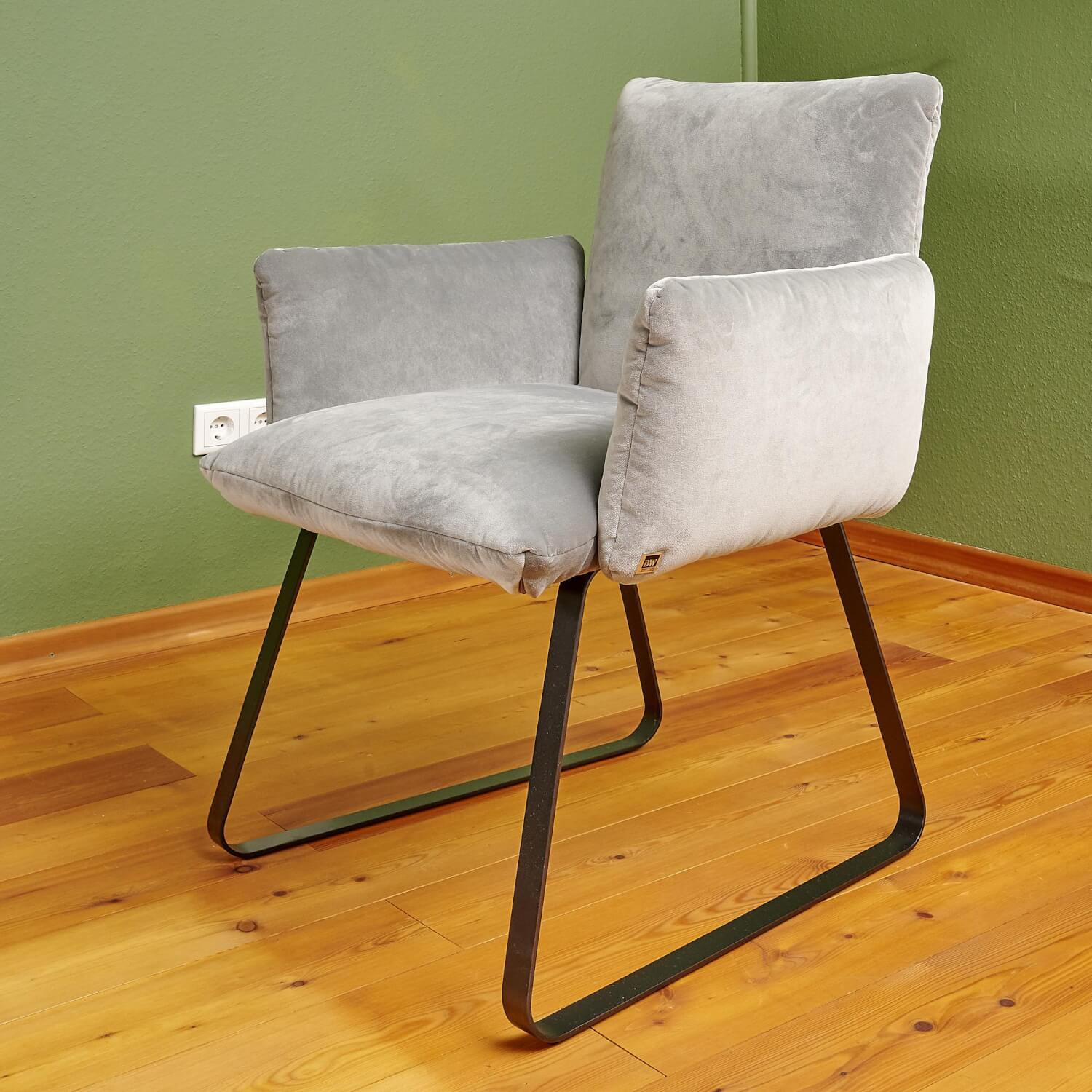 Bielefelder Werkstätten - Stuhl Heaven Dining Mit Armlehnen Stoff City Velvet Reloaded Grau Kufe Metall Schwarz - 11