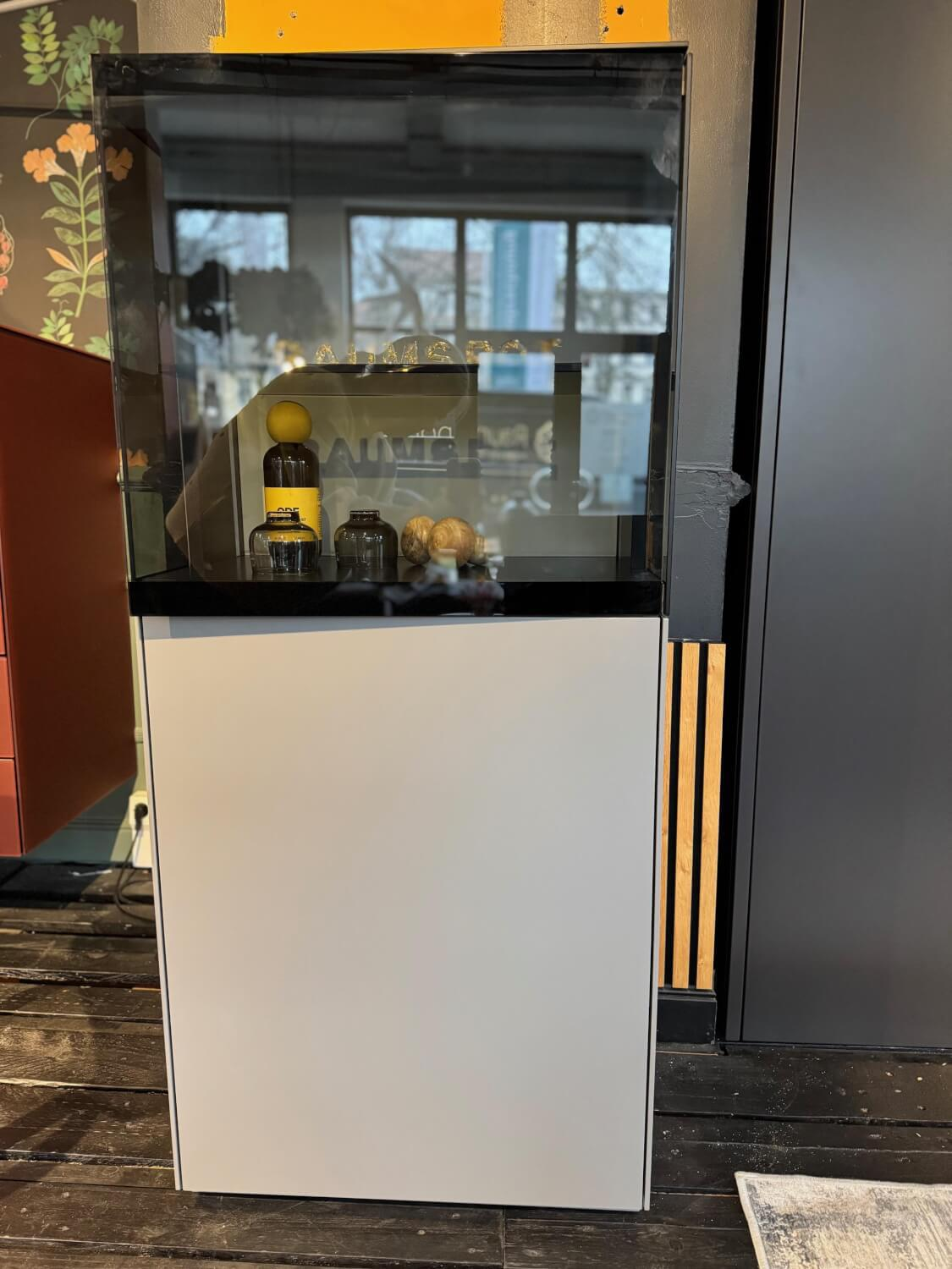 Kettnaker - Vitrine Soma Mattlack Vulkangrau Grau Tür Glas Grau Rückwand Mattlack Elfenbein Beige Inklusive Beleuchtung - 7