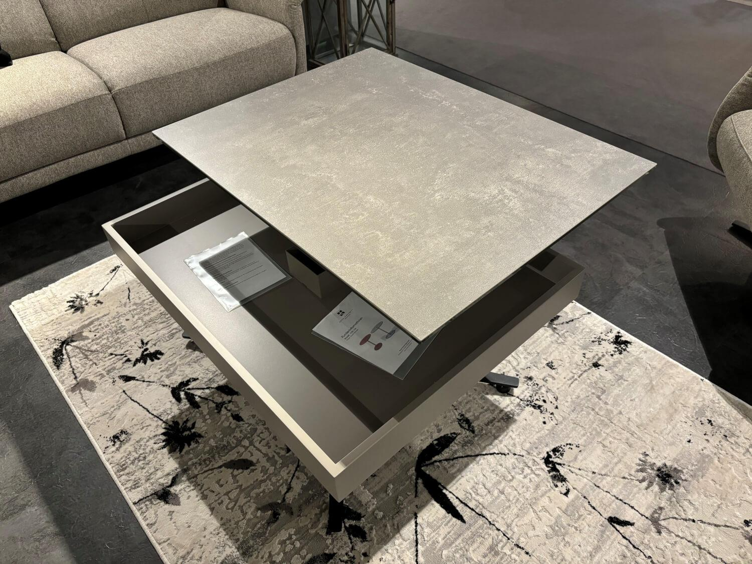 Ronald Schmitt Design - Couchtisch K 585 Sesam Platte Keramik Fokos Piombo Grau Korpus MDF Sikkens E4 05 45 Taupe Grau Braun Fuß RAL 9005 Tiefschwarz Lackiert Rollbar Mit Höhenverstellung - 2