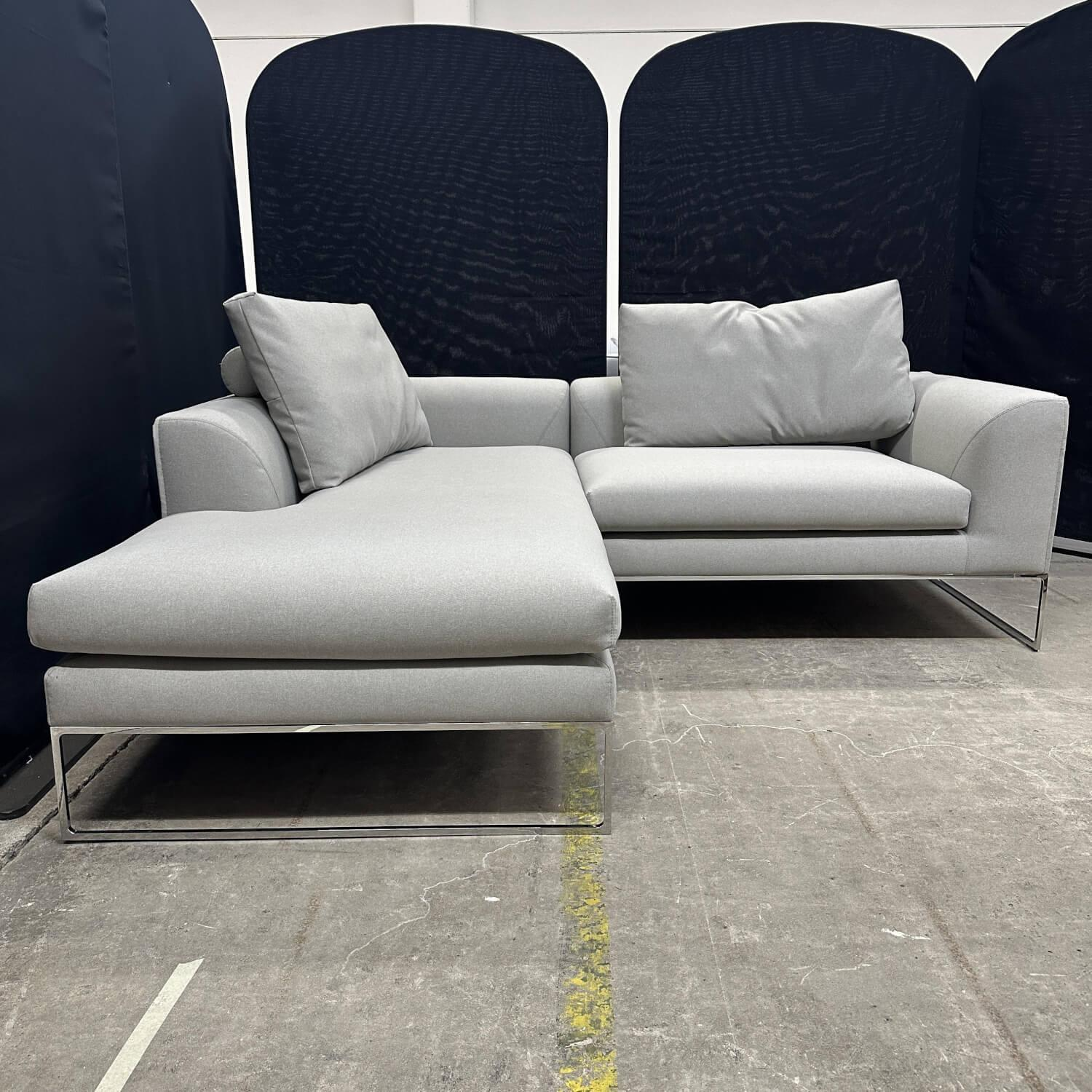 COR - Ecksofa Mell Lounge Stoff 7209 Beton Grau Fußrahmen Verchromt Mit Filzgleitern Inklusive 2 Rückenkissen - 6