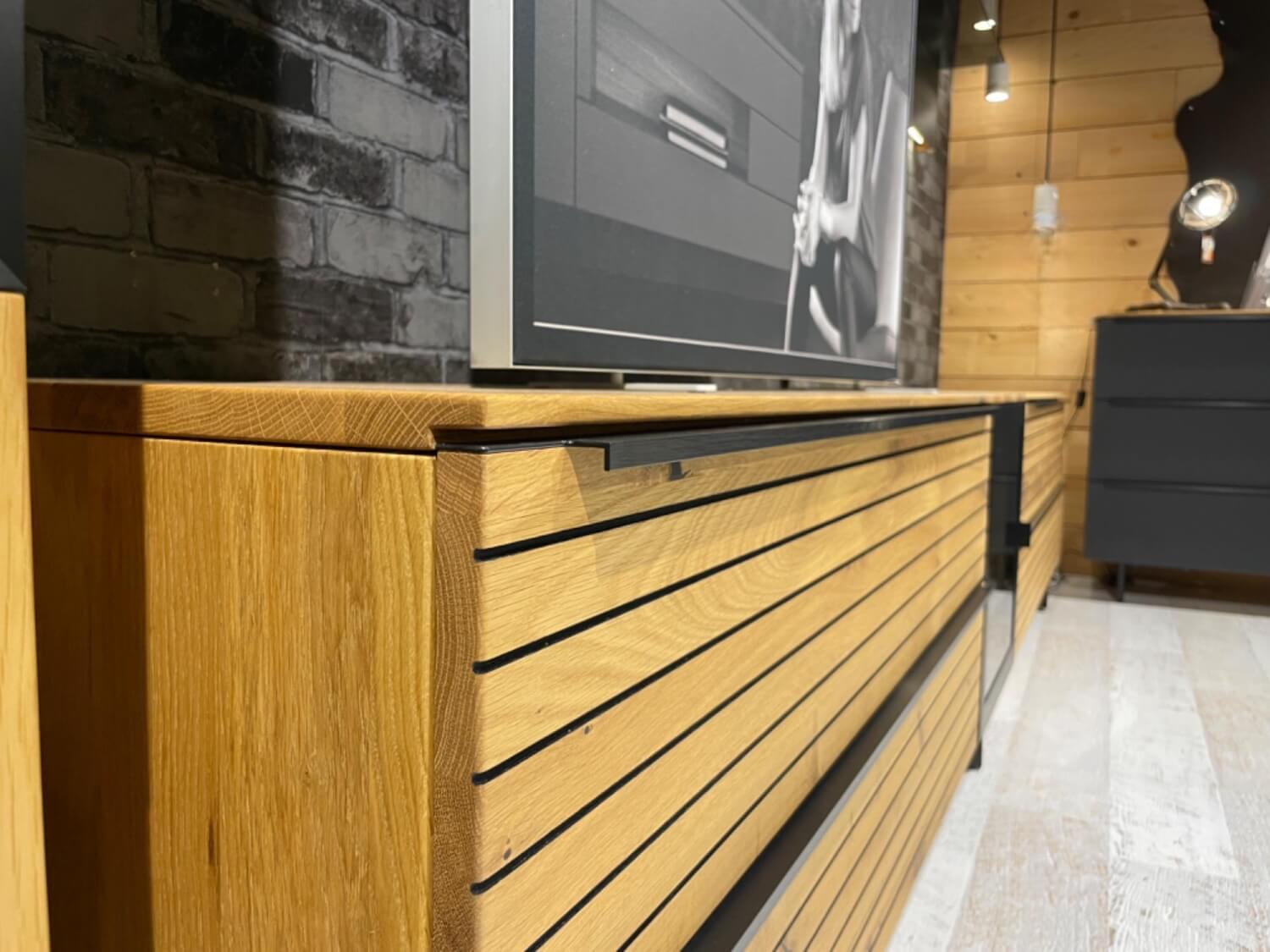WK Wohnen - Wohnwand WK 490 Baristo Asteiche Massiv Naturbelassen Geölt Front Rillenoptik Mit LED Beleuchtung - 19