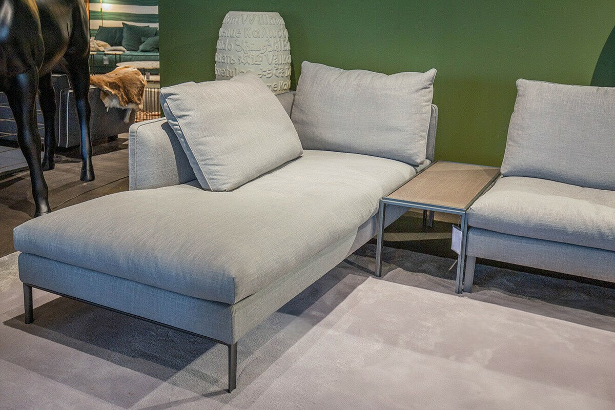 Molteni & C - Ecksofa Paul Stoff Katana Hellgrau Gestell Aluminiumdruckguss Mit Rutschfesten Kunststoffkappen Zinnfarbig Inklusive Beistelltisch Jan JTA08 Und Dekokissen - 5